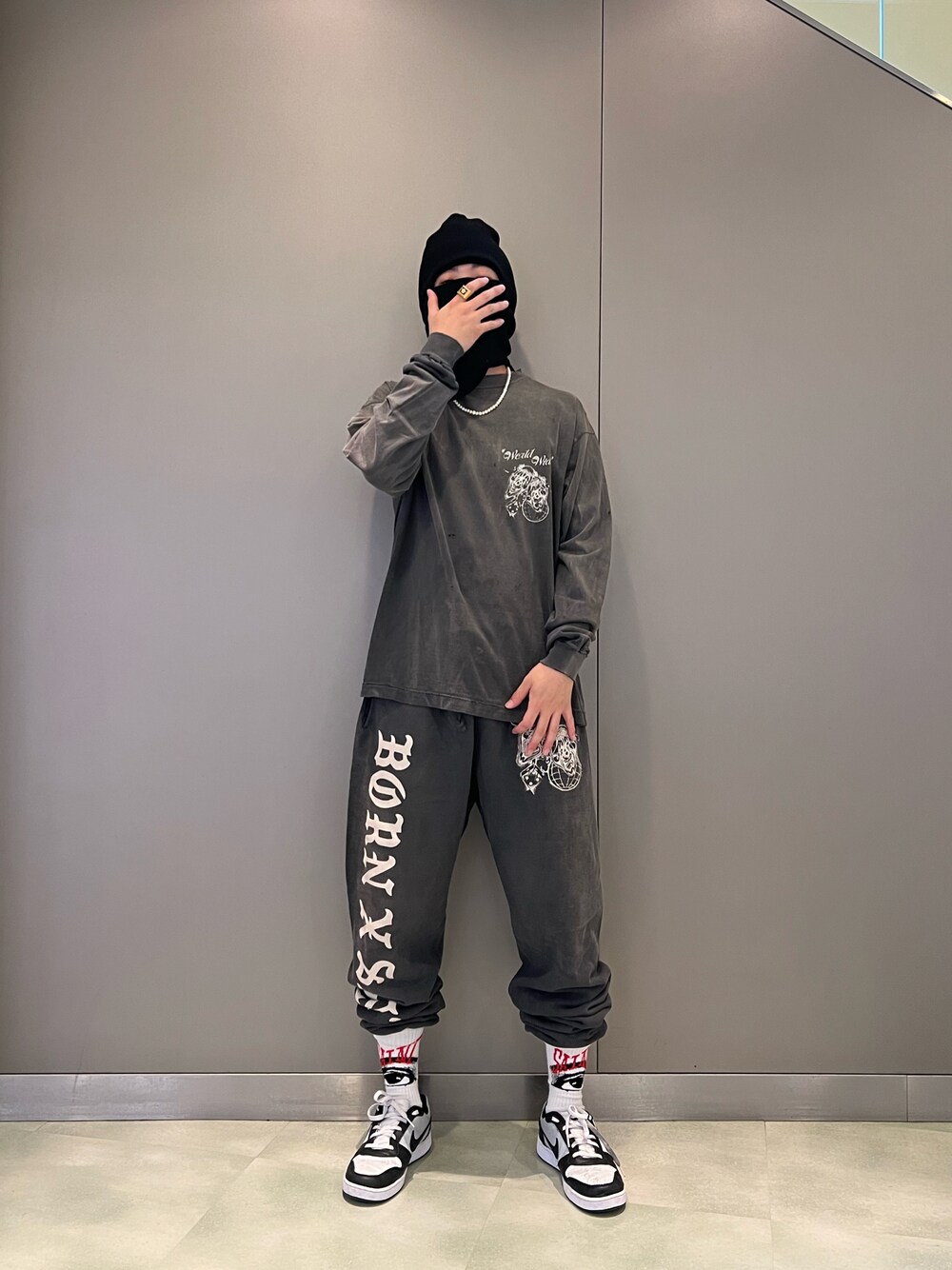 「ワントーンコーデ、SAINT M××××××、NIKE、ROYAL FLASH、royalflash梅田、ROYAL FLASH南船場、いいね、save、フォローお願いします🤑、おしゃれさんと繋がりたい、大人コーデ、スニーカー、メンズコーデ、秋🍁コーデ、ストリートコーデ」｜「ROYAL FLASHのアイテム（トップス、ブラック系）」を使った、kaiseiさん（メンズ・172cm）の秋コーディネートの1枚目の写真