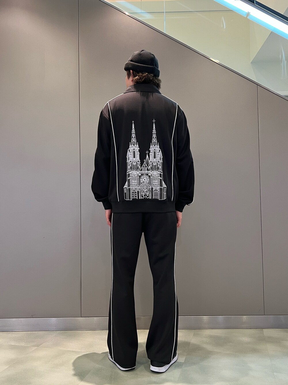 「LASTNEST、セットアップ、ジャージ、NIKE、ROYAL FLASH、royalflash梅田、ROYAL FLASH南船場、いいね、save、フォローお願いします🤑、おしゃれさんと繋がりたい、大人コーデ、休日コーデ、メンズファッション、秋」｜「ROYAL FLASHのアイテム（ジャージ、ブラック系）」を使った、kaiseiさん（メンズ・172cm）の秋コーディネートの1枚目の写真