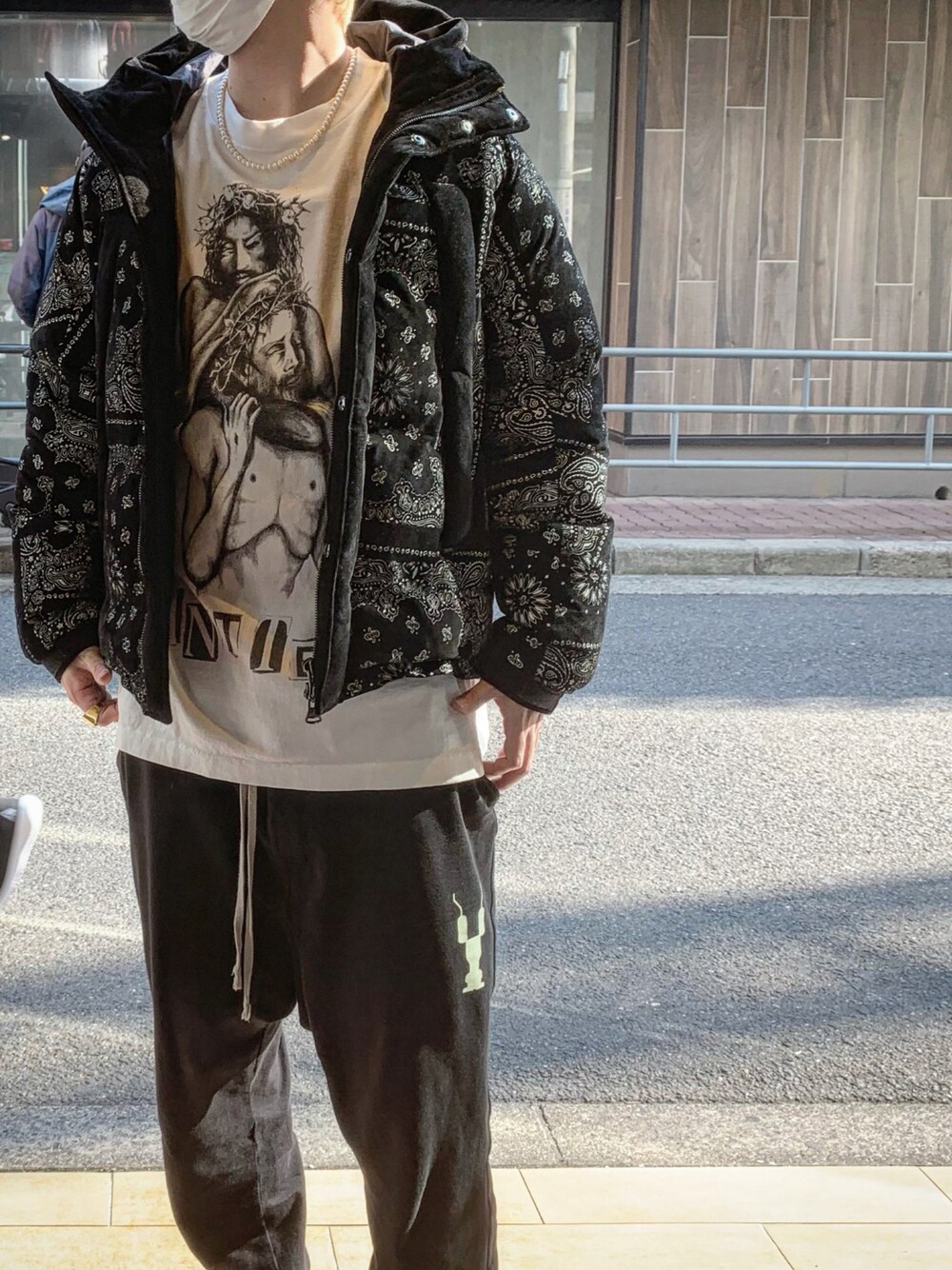「おしゃれさんと繋がりたい、ダウンジャケット、モノトーン、ペイズリー、ROYAL FLASH、royalflash梅田、backlash、saint michael、SAINT M××××××」｜「BACKLASHのアイテム（ダウンジャケット/コート、ブラック系）」を使った、kaiseiさん（メンズ・172cm）の冬コーディネートの1枚目の写真