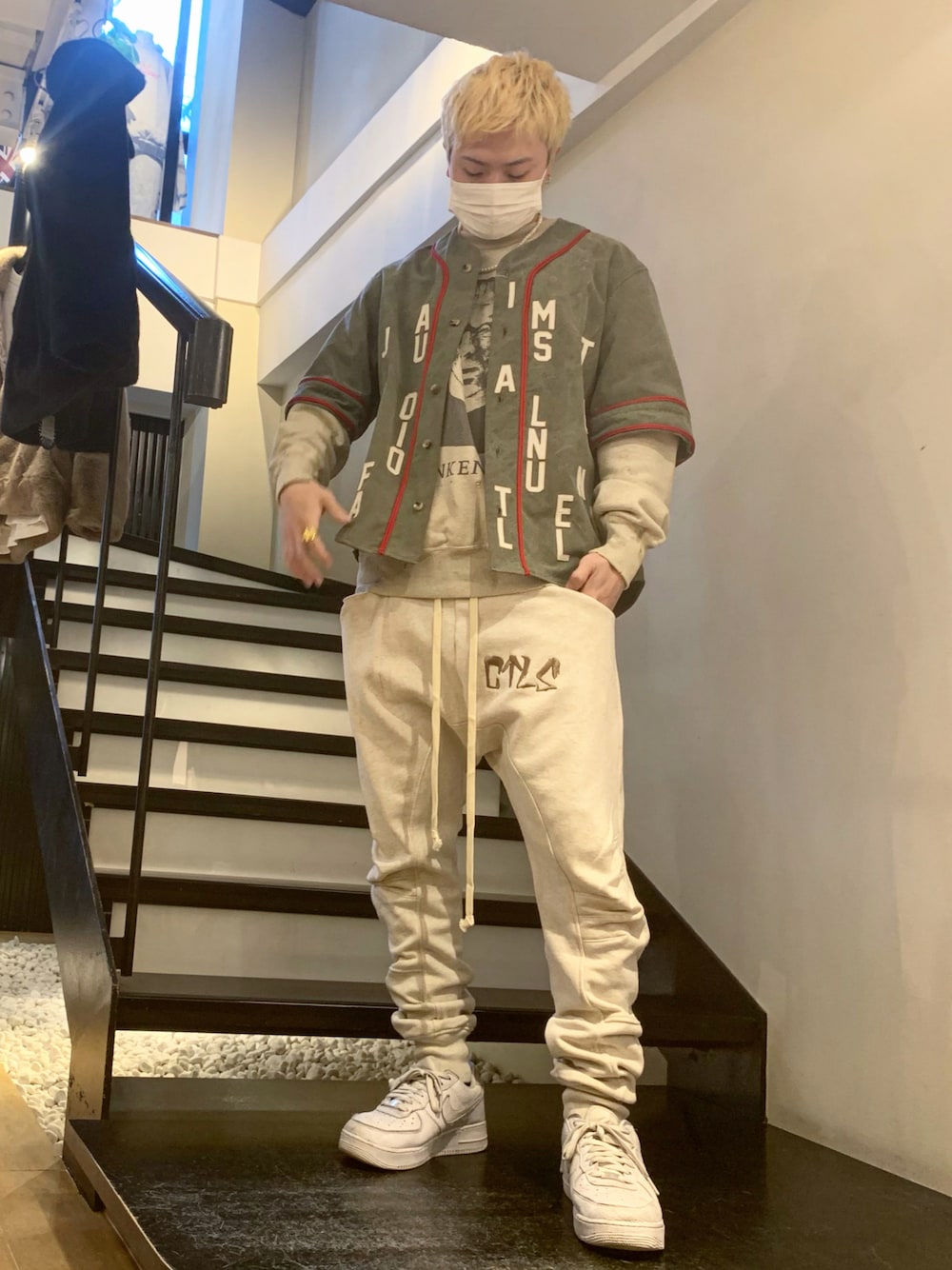 「私の推しブランド、スニーカー、おしゃれさんと繋がりたい、いいね、save、フォローお願いします🤑、スウェットパンツ、READYMADE、cvtvlist、saint michael、SAINT M××××××、ROYAL FLASH、royalflash梅田」｜「ROYAL FLASHのアイテム（スウェット、ベージュ系）」を使った、kaiseiさん（メンズ・172cm）の冬コーディネートの1枚目の写真