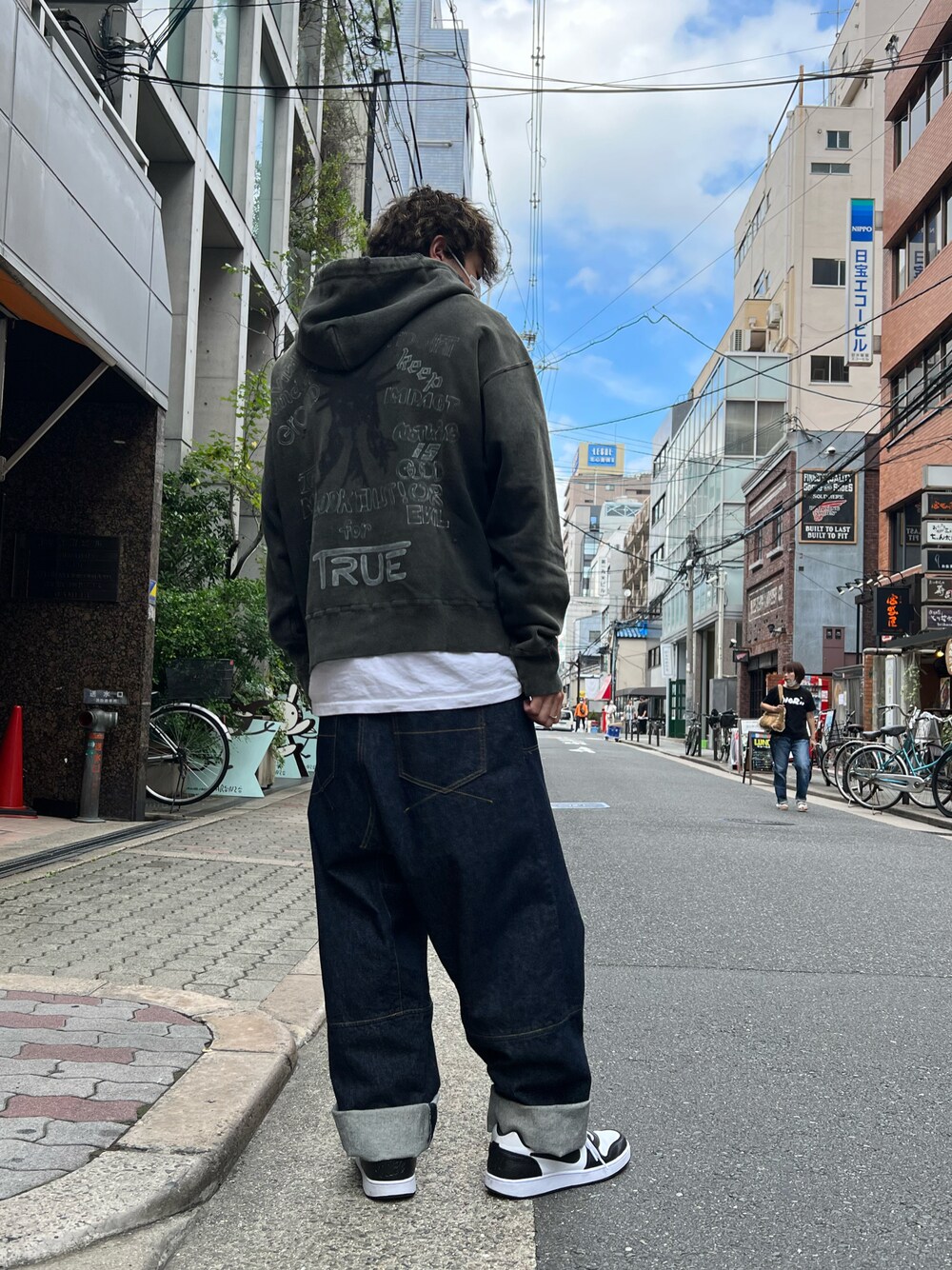 「MaisonMIHARAYASUHIRO、backlash、NIKE、レイヤードスタイル、ROYAL FLASH、royalflash梅田、ROYAL FLASH南船場、オトナカジュアル、おしゃれさんと繋がりたい、いいね、save、フォローお願いします🤑、オーバーサイズ、秋のコーデ、ゆるコーデ」｜「Maison MIHARA YASUHIROのアイテム（パーカー、ブラック系）」を使った、kaiseiさん（メンズ・172cm）の夏コーディネートの1枚目の写真