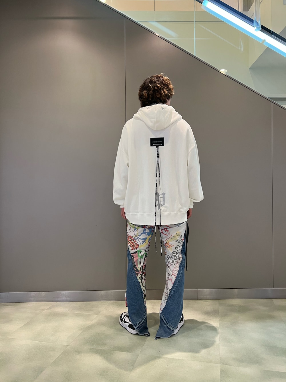 「PHENOMENON、bodysong.、NIKE、ROYAL FLASH、royalflash梅田、ROYAL FLASH南船場、いいね、save、フォローお願いします🤑、オトナカジュアル、おしゃれさんと繋がりたい、秋冬コーデ、秋コーデ、オーバーサイズ、ootd」｜「PHENOMENONのアイテム（パーカー、ホワイト系）」を使った、kaiseiさん（メンズ・172cm）の秋コーディネートの1枚目の写真