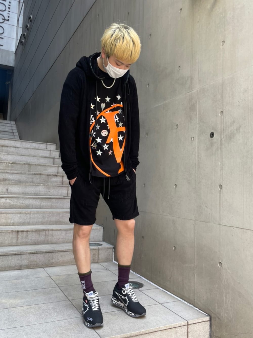 「ROYAL FLASH、studmuffin、ウノピュウ、1piu1uguale3 relax、メンズコーデ、いいね、save、フォローお願いします🤑、おしゃれさんと繋がりたい」｜「1piu1uguale3 RELAXのアイテム（パーカー、ブラック系）」を使った、kaiseiさん（メンズ・172cm）の春コーディネートの1枚目の写真