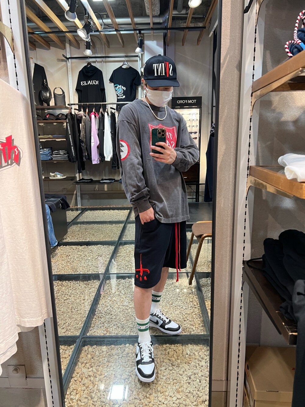 「SAINT M××××××、CTLS、NIKE、ROYAL FLASH、royalflash梅田、ROYAL FLASH南船場、いいね、save、フォローお願いします🤑、おしゃれさんと繋がりたい、シンプルスタイル、夏、休日コーデ、シンプル」｜「ROYAL FLASHのアイテム（トップス、ブラック系）」を使った、kaiseiさん（メンズ・172cm）の夏コーディネートの1枚目の写真