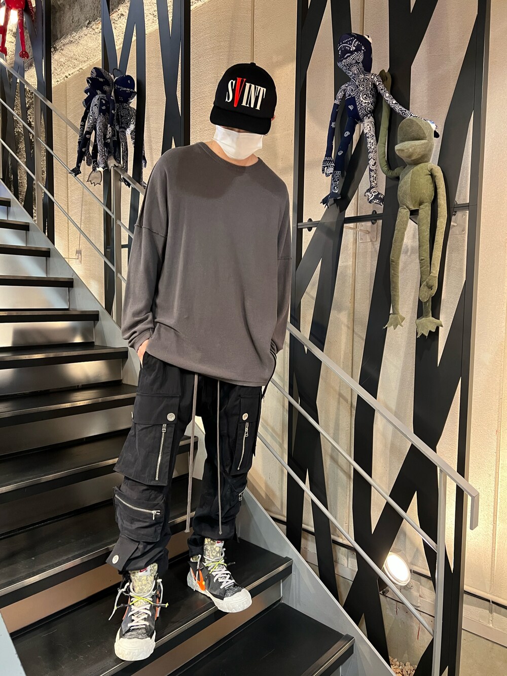 「SAINT M××××××、VLONE、backlash、af artefact、ROYAL FLASH、royalflash梅田、おしゃれさんと繋がりたい、いいね、save、フォローお願いします🤑、春夏コーデ、はるコーデ」｜「BACKLASHのISAMUKATAYAMA BACKLASH THE COVERS/バックラッシュ ザ カバーズ/COTTON KNIT PULLOVER（ニット/セーター、グレー系）」を使った、kaiseiさん（メンズ・172cm）の春コーディネートの1枚目の写真