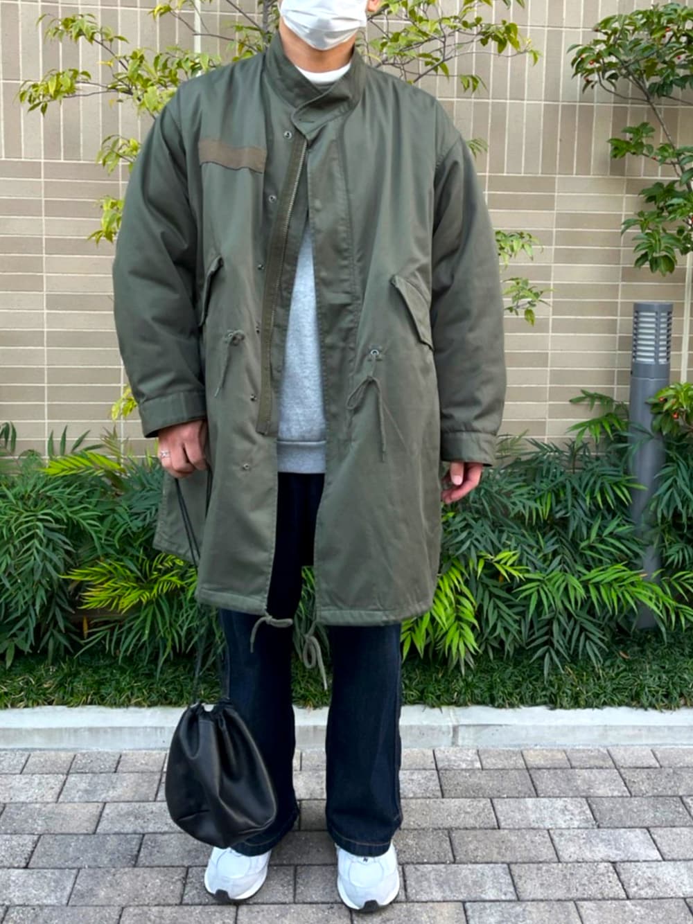 「デニムパンツ、休日スタイル、冬のコーデ、カジュアルコーデ、私の推しブランド、ロゴスウェット、モッズコート」｜「WACCOWACCOのアイテム（ハンドバッグ、ブラック系）」を使った、ymymryo08さん（メンズ・172cm）の冬コーディネートの1枚目の写真
