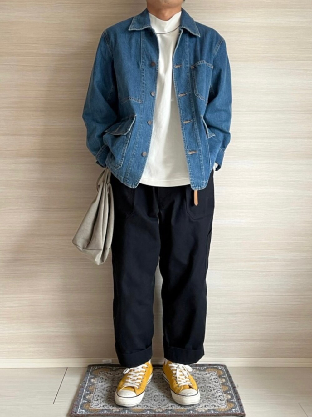 「ワイドパンツ、プチプラ、デニムジャケット、コンバース、オトナカジュアル」｜「UNIQLOのアイテム（デニムジャケット、ブルー系）」を使った、ymymryo08さん（メンズ・172cm）の春コーディネートの1枚目の写真