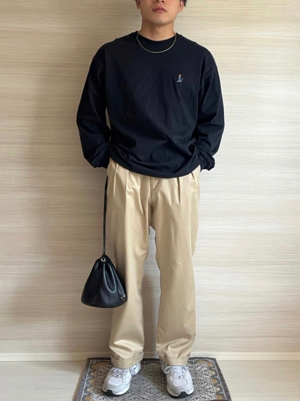 「シンプルコーデ、カジュアルコーデ、白スニーカー、春コーデ、巾着バッグ」｜「RICCARDO METHAのアイテム（チノパンツ、ベージュ系）」を使った、ymymryo08さん（メンズ・172cm）の春コーディネートの1枚目の写真