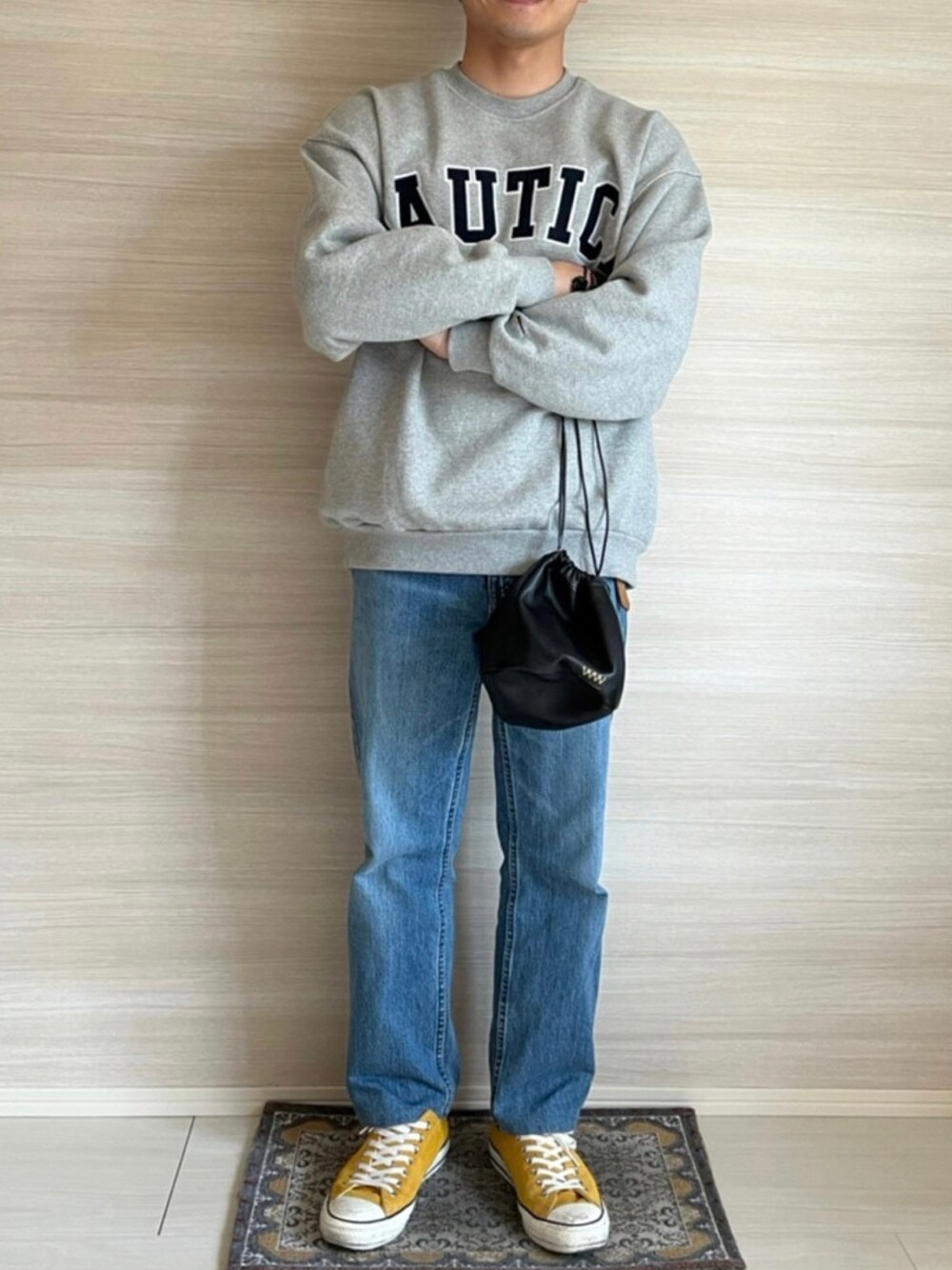 「休日コーデ、オトナカジュアル、スニーカーコーデ、はるコーデ、デニム」｜「NAUTICAのNAUTICA/ノーティカ Arch Logo Crewneck Sweatshirt/アーチロゴクルーネックスウェットシャツ（スウェット、グレー系）」を使った、ymymryo08さん（メンズ・172cm）の春コーディネートの1枚目の写真