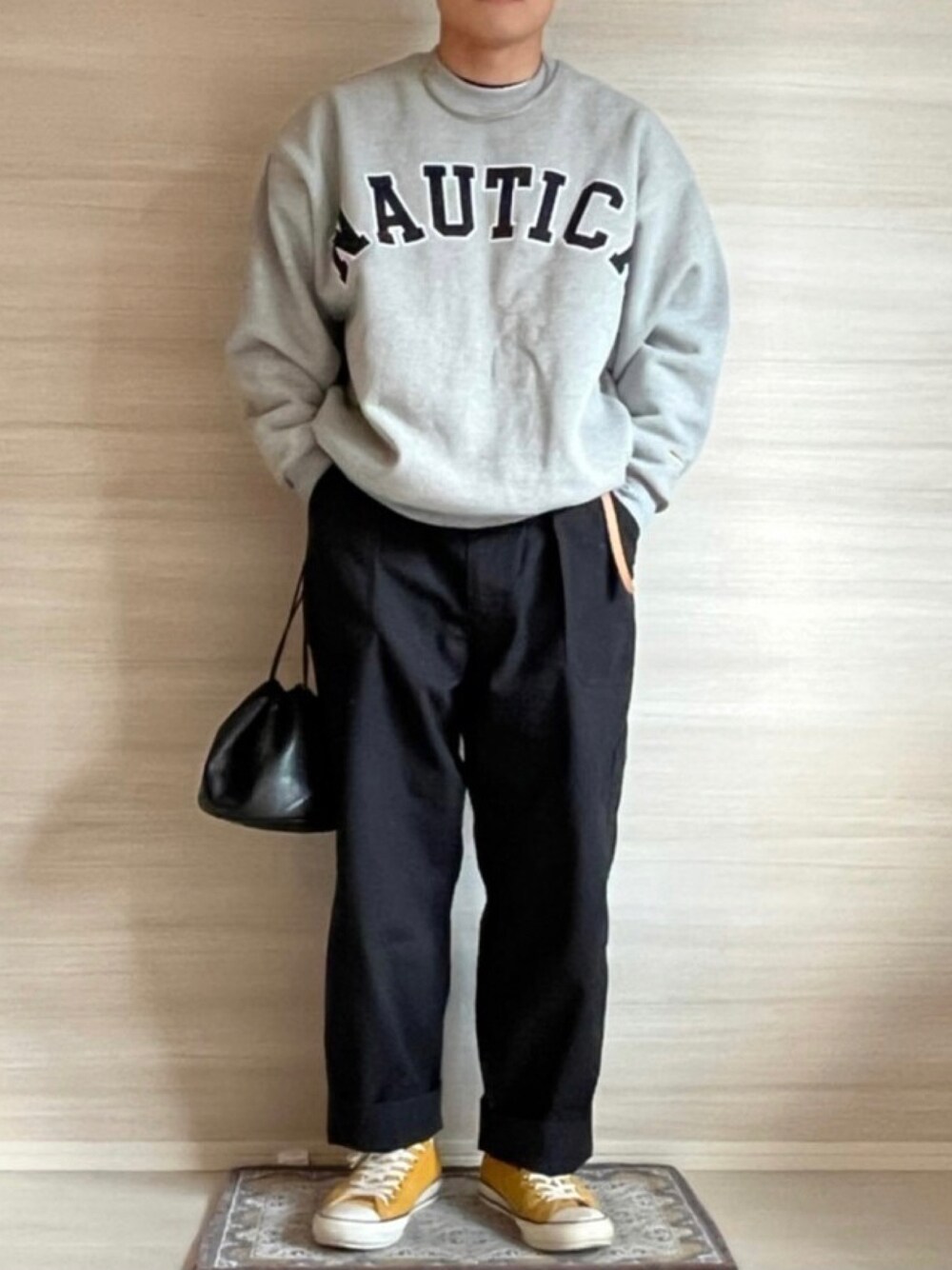 「オトナカジュアル、カジュアルコーデ、ストリート、スニーカー、プチプラ、ミニバッグ」｜「NAUTICAのNAUTICA/ノーティカ Arch Logo Crewneck Sweatshirt/アーチロゴクルーネックスウェットシャツ（スウェット、グレー系）」を使った、ymymryo08さん（メンズ・172cm）の冬コーディネートの1枚目の写真