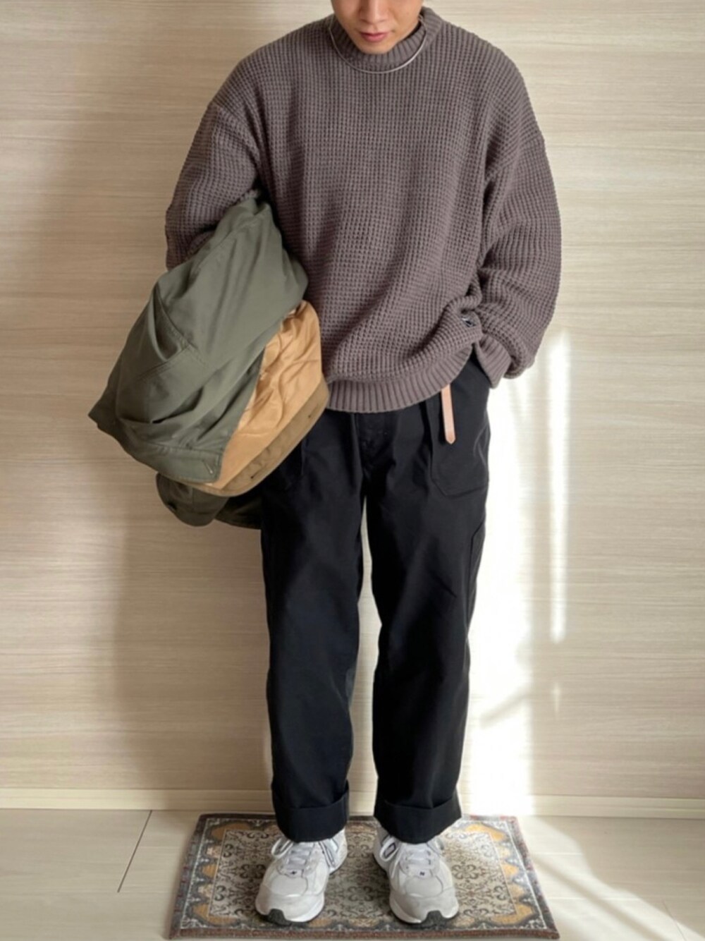 「おしゃれさんと繋がりたい、休日スタイル、モノトーンコーデ、ニット、モッズコート、ビッグシルエット、白スニーカー」｜「WHO'S WHO galleryの【DEEVOO/ディーヴォ】ワッフルプルオーバー（ニット/セーター、グレー系）」を使った、ymymryo08さん（メンズ・172cm）の冬コーディネートの1枚目の写真