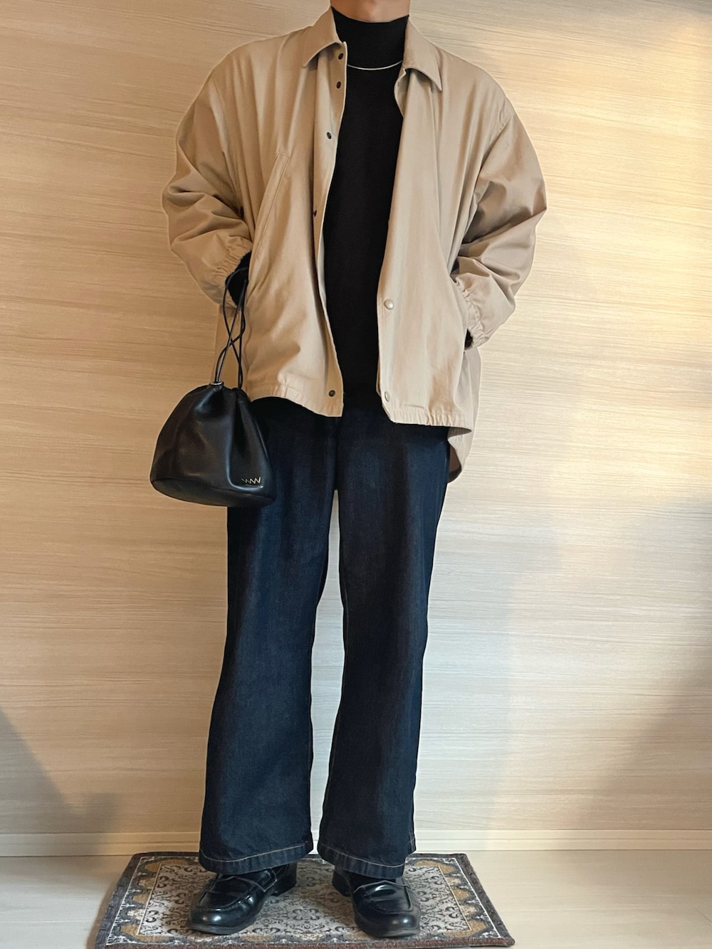 「ワイドパンツ、ビッグシルエット、オトナカジュアル、デニム、革靴」｜「BEAMSのアイテム（ブルゾン、ベージュ系）」を使った、ymymryo08さん（メンズ・172cm）の冬コーディネートの1枚目の写真