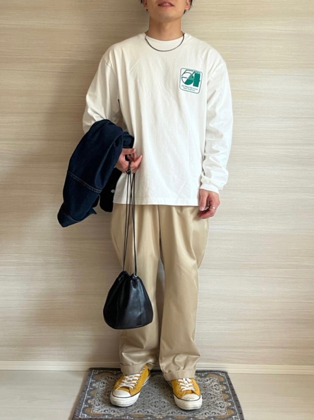 「カジュアル、ロンT、イエロー、コンバース、はるコーデ、休日コーデ」｜「RICCARDO METHAのアイテム（チノパンツ、ベージュ系）」を使った、ymymryo08さん（メンズ・172cm）の春コーディネートの1枚目の写真