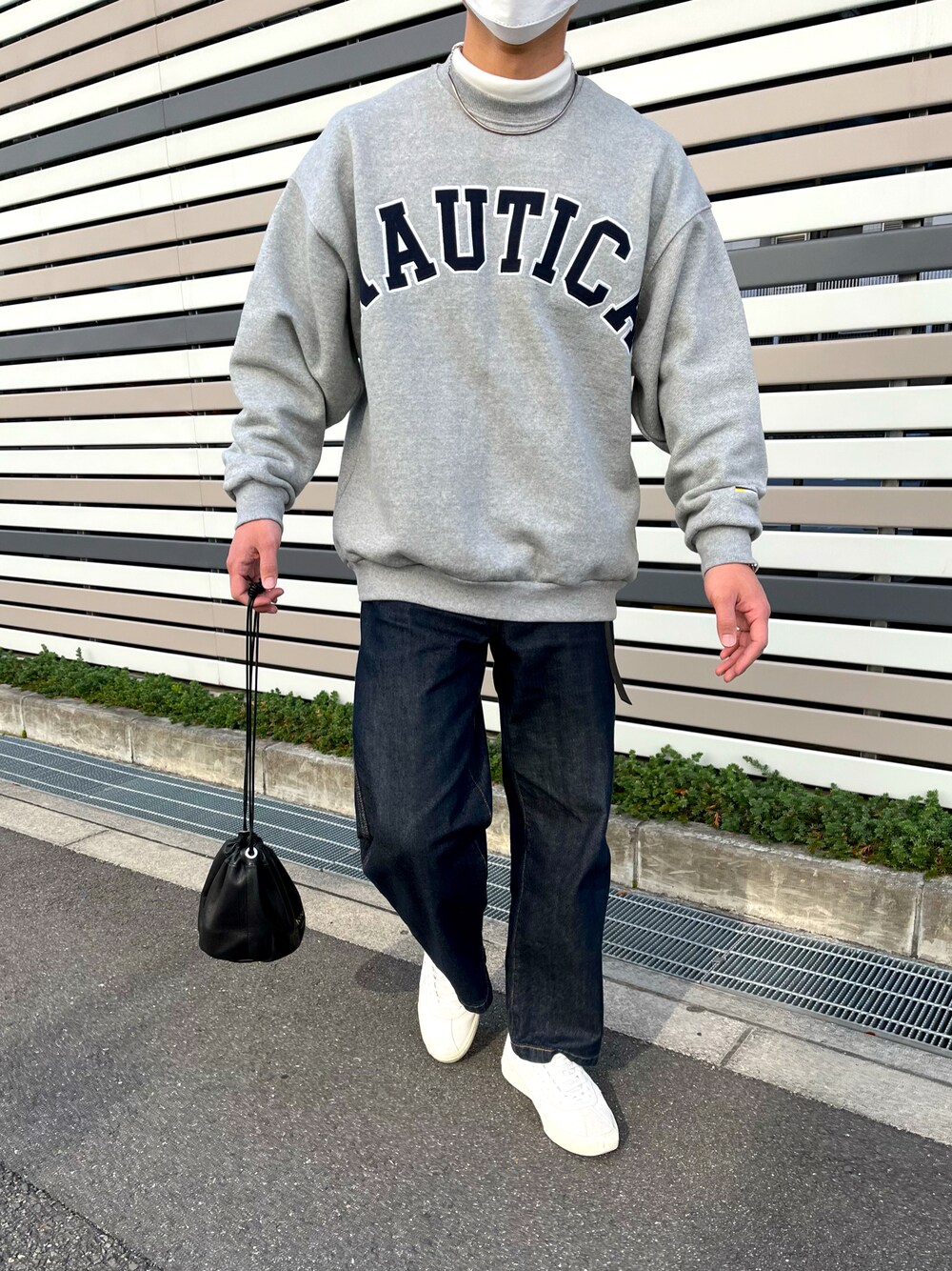 「オーバーサイズ、ロゴスウェット、デニムパンツ、スニーカーコーデ、ストリートMIX、スウェット」｜「NAUTICAのNAUTICA/ノーティカ Arch Logo Crewneck Sweatshirt/アーチロゴクルーネックスウェットシャツ（スウェット、グレー系）」を使った、ymymryo08さん（メンズ・172cm）の冬コーディネートの1枚目の写真
