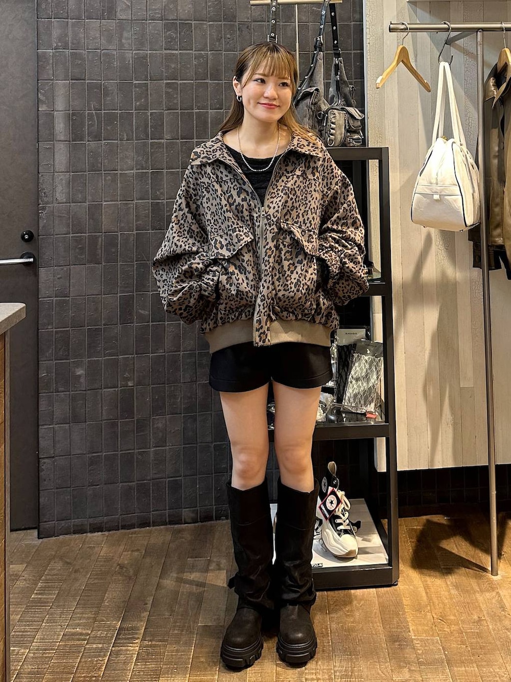 その他のブルゾン、ブラック系のブーツ、ブラック系のTシャツ/カットソーを着用したレディースの秋コーディネートの1枚目の写真