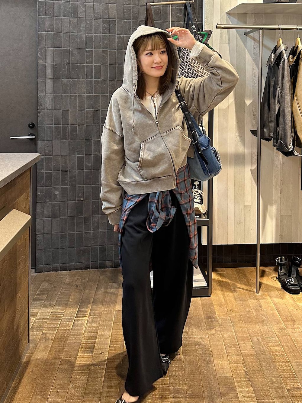 ブルー系のシャツ/ブラウス、グレー系のパーカー、ブルー系のショルダーバッグを着用したレディースの秋コーディネートの1枚目の写真