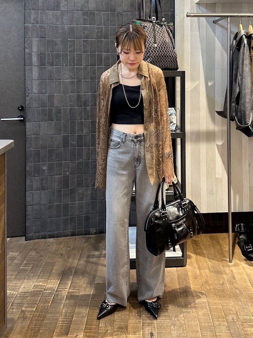 「きれいめ、差し色コーデ、カジュアル、楽ちんコーデ、高身長、着痩せ・細見え、JEANASIS、ジーナシスト_JEANASIS、シャツ、シャツスタイル、デニムパンツ」｜「JEANASISのアンティークフェイクレザーボストン/326034（ボストンバッグ、ブラック系）」を使った、えび（JEANASIS）さん（レディース・164cm）の秋コーディネートの1枚目の写真