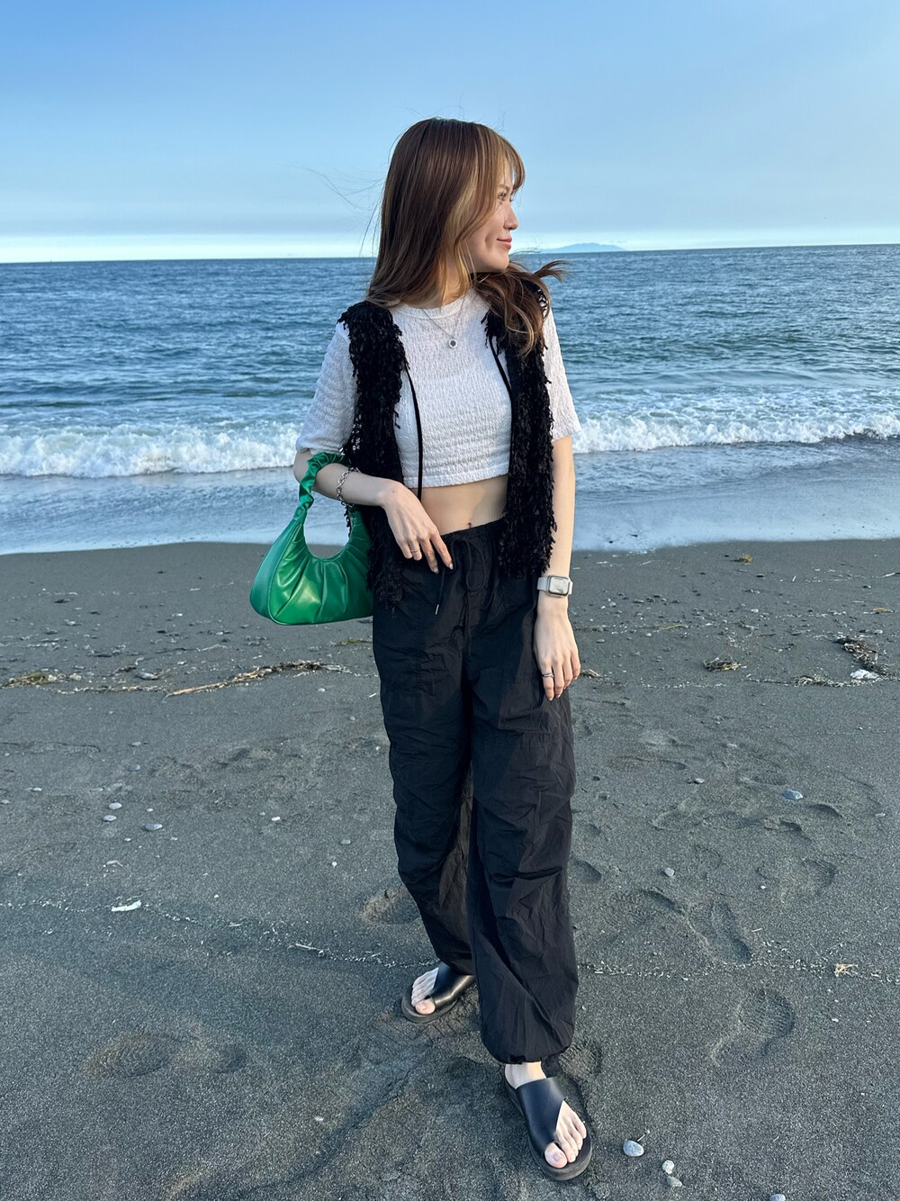 「休日コーデ、夏コーデ、モノトーン、ootd、JEANASiS、ベスト、GU、カーゴパンツ、LOWRYS FARM、トングサンダル」｜「JEANASISのアイテム（Tシャツ/カットソー、ホワイト系）」を使った、えび（JEANASIS）さん（レディース・162cm）の夏コーディネートの1枚目の写真