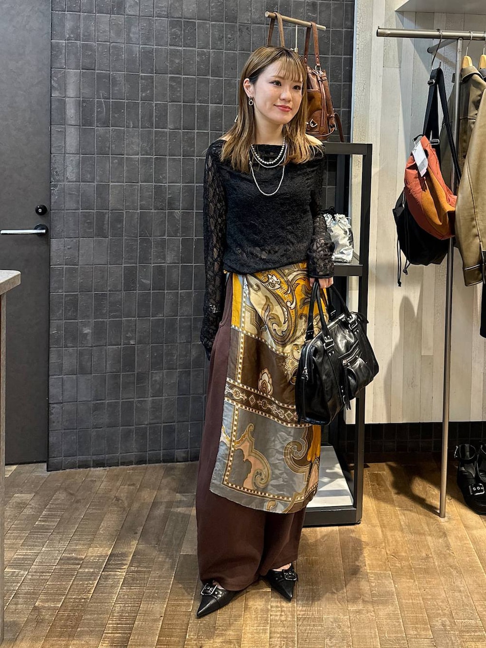 「レイヤードスタイル、きれいめ、差し色コーデ、カジュアル、楽ちんコーデ、高身長、着痩せ・細見え、JEANASIS、ジーナシスト_JEANASIS、スウェットパンツ、秋コーデ」｜「JEANASISのアンティークフェイクレザーボストン/326034（ボストンバッグ、ブラック系）」を使った、えび（JEANASIS）さん（レディース・164cm）の夏コーディネートの1枚目の写真