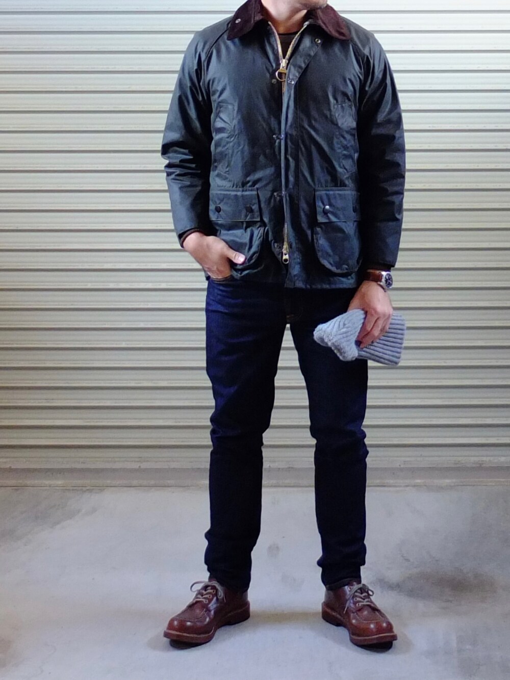 グリーン系のその他アウター、ブルー系のデニムパンツ、ブラウン系のブーツを着用したメンズの冬コーディネートの1枚目の写真