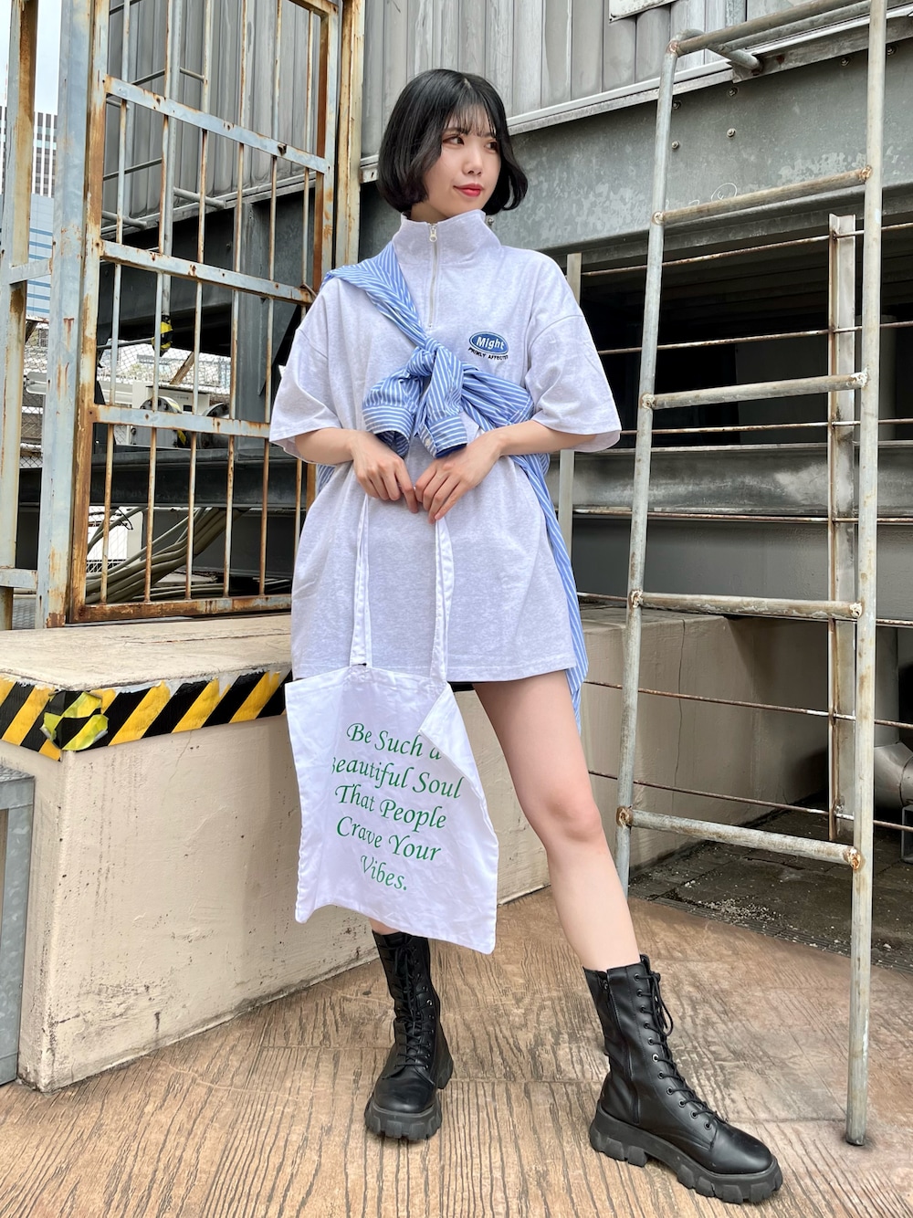 「夏、リラックススタイル、厚底シューズ、シャツスタイル、きれいめカジュアル、韓国ファッション、休日スタイル、たすき掛け、ストリート、夏コーデ、ストライプシャツ、トートバッグ、ハーフジップ、WEGO、WC」｜「WEGOのWEGO/刺繍ロゴハーフジップBIGT（Tシャツ/カットソー、ベージュ系）」を使った、harunamoonさん（レディース・163cm）の夏コーディネートの1枚目の写真