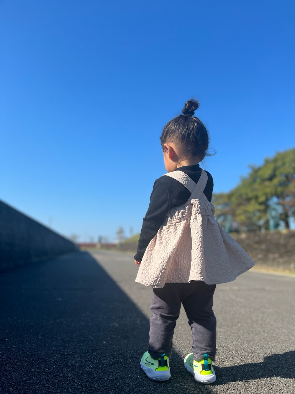 「シンプルコーデ、今日のコーデ、公園スタイル、お散歩コーデ、おだんごヘアー、みどりスニーカー」｜「Birthdayのアイテム（Tシャツ/カットソー、ブラック系）」を使った、kotosakuさん（レディース・163cm）の秋コーディネートの1枚目の写真