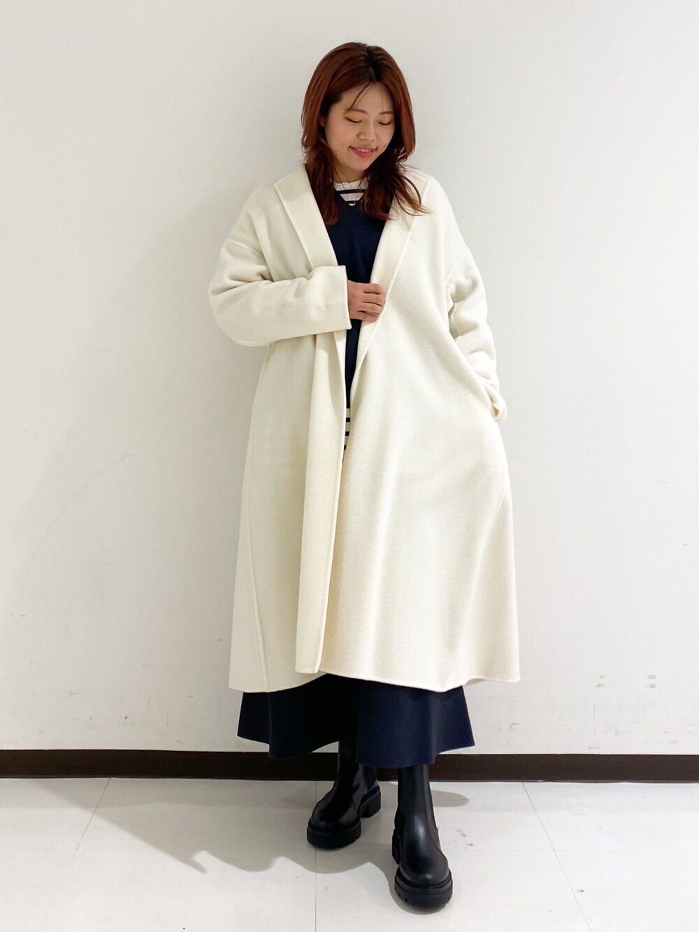 「オトナカジュアル、オトナ女子、おしゃれさんと繋がりたい、ブーツ、ゆるコーデ、大人コーデ、きれいめカジュアル、キレイめ、ワントーンコーデ、リバーコート、ホワイトコーデ、Rougevif」｜「Rouge vifの【セットアップ対応】Vネックゆったりニットプルオーバー（ニット/セーター、グレー系）」を使った、たじさん（レディース・159cm）の秋コーディネートの1枚目の写真