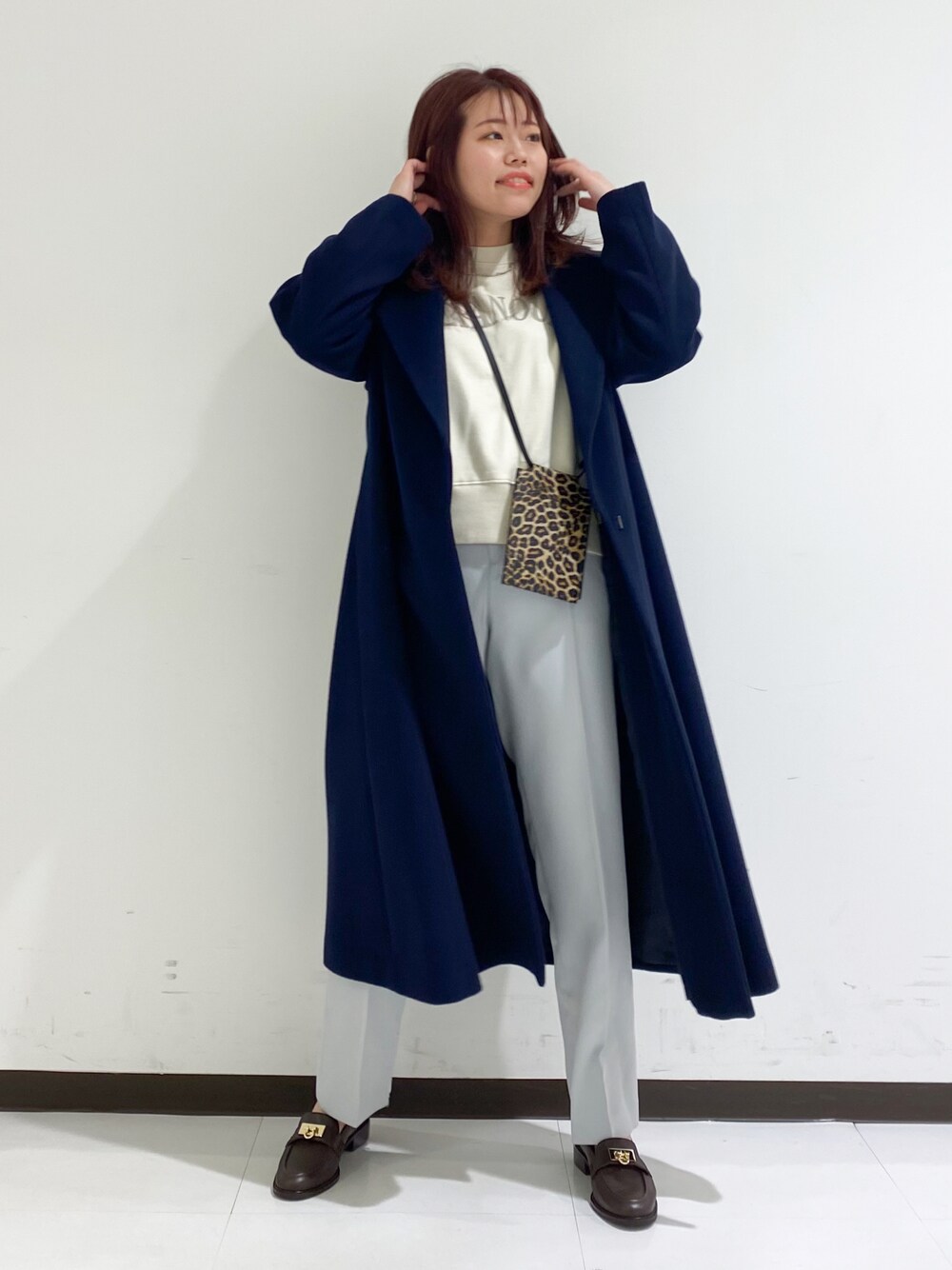 「秋冬コーデ、カジュアルコーデ、オトナ女子、おしゃれさんと繋がりたい、着回しコーデ、大人コーデ、きれいめカジュアル、大人ガーリー、キレイめ、スウェット、ブルー、セーラーカラー、ロングコート、コートスタイル、Rougevif」｜「Rouge vifの140sビックカラーコート（チェスターコート、ブラウン系）」を使った、たじさん（レディース・159cm）の秋コーディネートの1枚目の写真