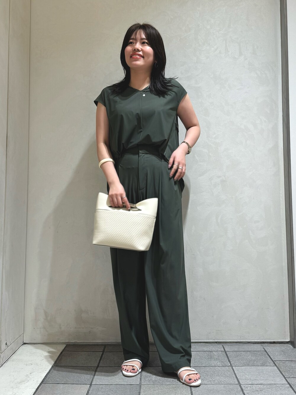 グリーン系のシャツ/ブラウス、グリーン系のその他パンツを着用したレディースの夏コーディネートの1枚目の写真