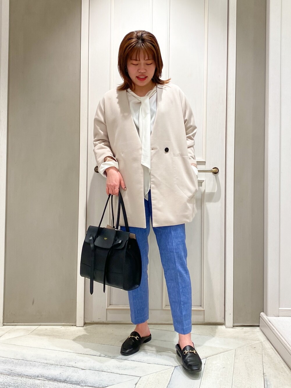 「春服デビュー宣言、大人カジュアル、春、大人女子、デニムパンツ、ジャケット、春コート、ジャージージャケット、レガシー、カリテ(qualite)、qualite、デニムライク、パンツスタイル、パンツブランド、パステル映える春」｜「qualiteのドレープボウタイブラウス（シャツ/ブラウス、ホワイト系）」を使った、たじさん（レディース・159cm）の春コーディネートの1枚目の写真