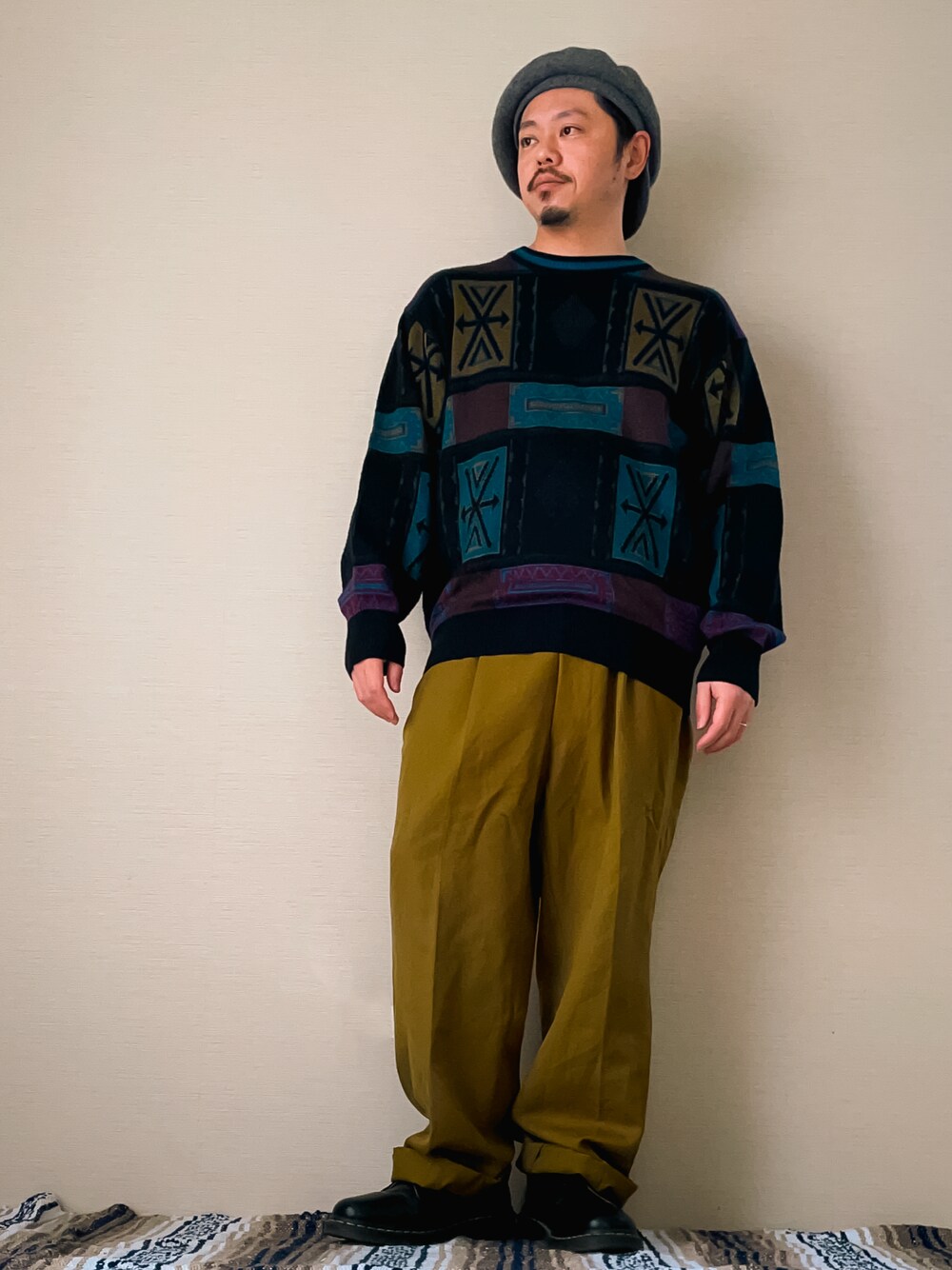 「低身長、低身長コーデ、スラックス、90'sスタイル、80s、キャスケット、ドクターマーチン、セーター、レトロ、古着、古着コーデ、ビッグシルエット、オーバーサイズ、ローファー、ブーツ」｜「used 90sのアイテム（スラックス、イエロー系）」を使った、gagahypesさん（メンズ・165cm）の冬コーディネートの1枚目の写真