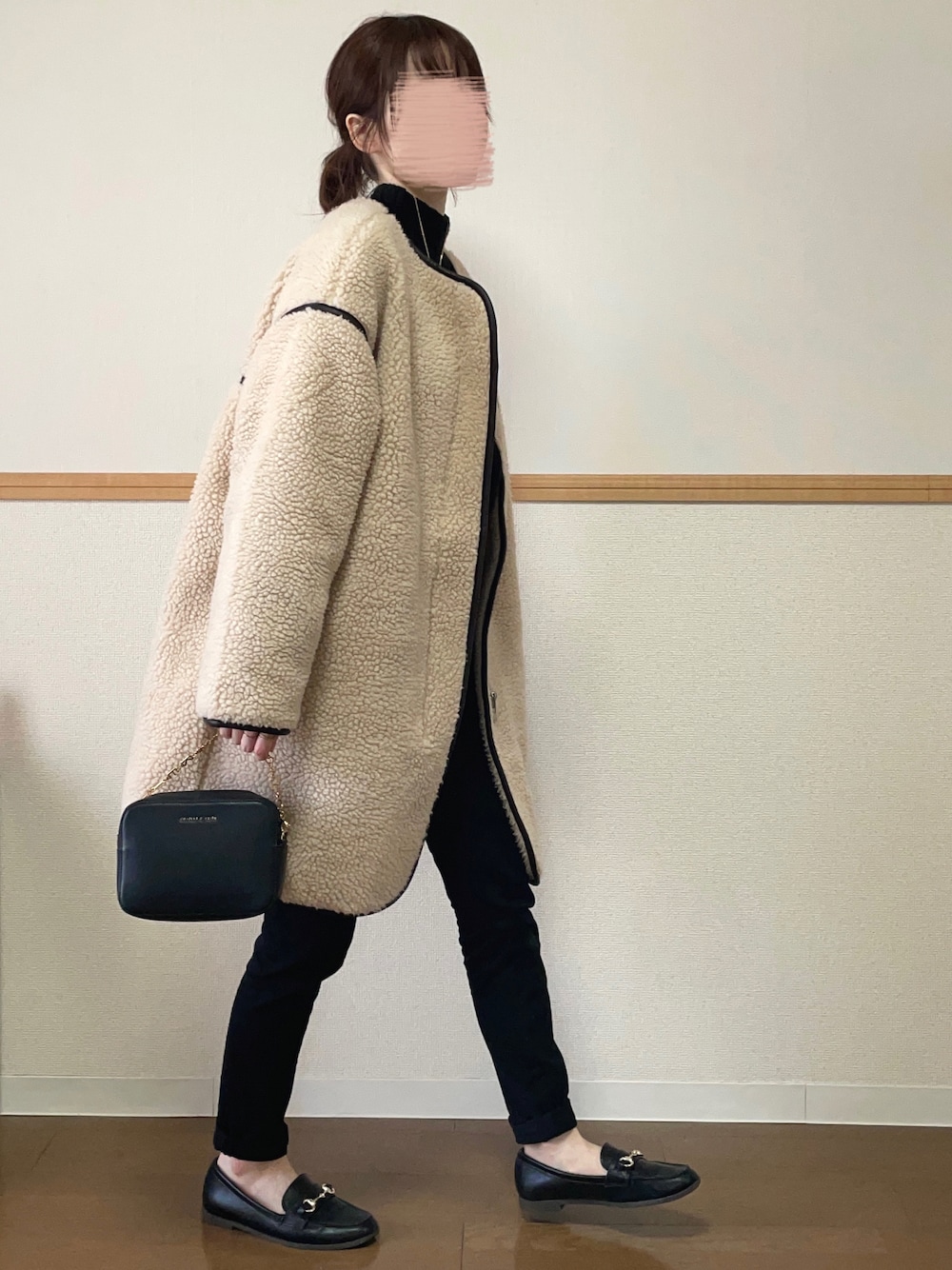 ベージュ系のノーカラージャケット、ブラック系のニット/セーター、ブラック系のその他パンツを着用したレディースの冬コーディネートの1枚目の写真