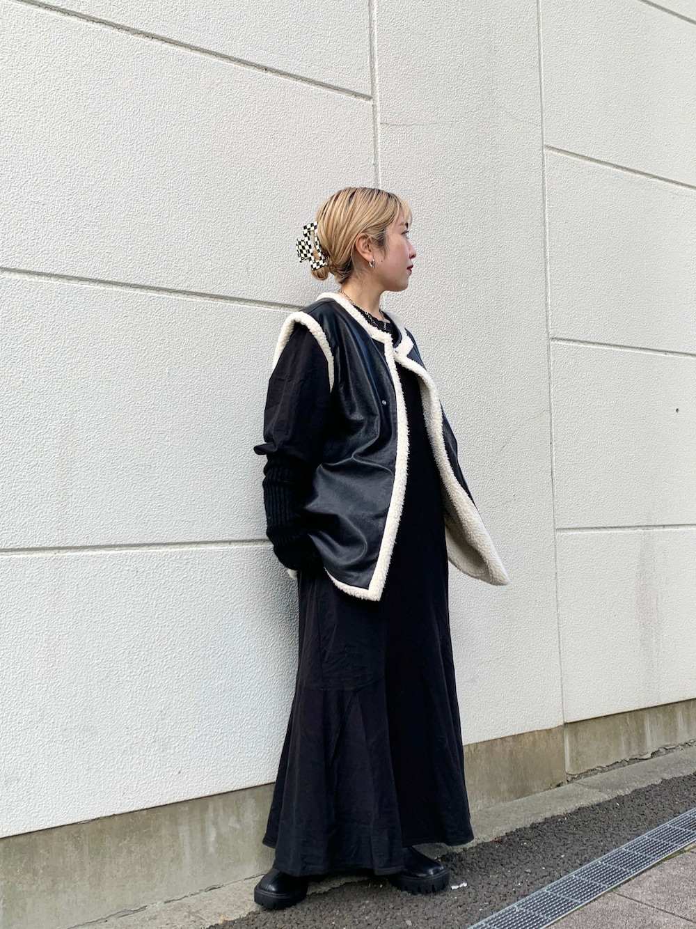 「Kastane、低身長コーデ、kastane_ootd、ボアベスト、カジュアル、ベスト」｜「Kastaneのフェイクレザーリバボアベスト（ベスト、ブラック系）」を使った、KOUTA CHIHIROさん（レディース・153cm）の冬コーディネートの1枚目の写真