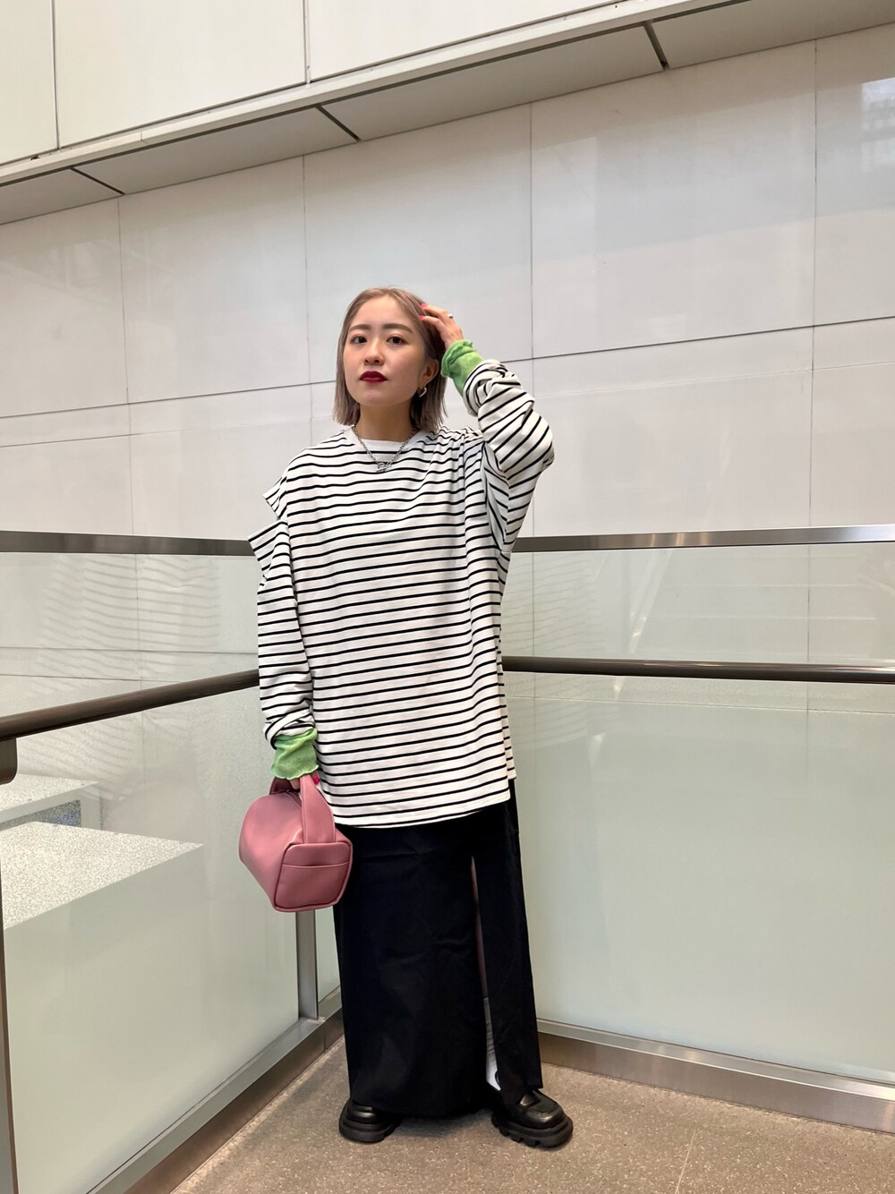 「Kastane、kastane_ootd、春カラー、シンプル、カラーコーデ、低身長女子、ボーダー、スリット、タイトスカート」｜「Kastaneのカットアウトボーダーチュニック（Tシャツ/カットソー、ホワイト系）」を使った、KOUTA CHIHIROさん（レディース・153cm）の冬コーディネートの1枚目の写真