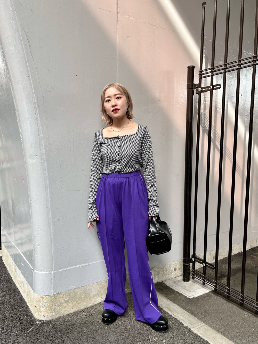 「Kastane、kastane_ootd、WHIMSIC、カジュアル、カラーコーデ、春服、ジャージ、トラックパンツ」｜「Kastaneの【カタログ掲載アイテム】ギンガムジャガード２WAYプルオーバー（Tシャツ/カットソー、ブラック系）」を使った、KOUTA CHIHIROさん（レディース・153cm）の春コーディネートの1枚目の写真