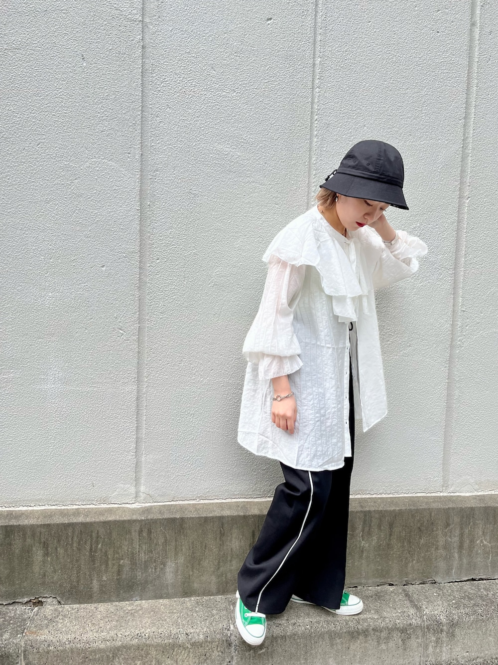 「Kastane、kastane_ootd、カジュアル、春コーデ、ブラウス、ジャージ、トラックパンツ」｜「Kastaneの【WHIMSIC】LACE-UP METRO HAT（ハット、ブラック系）」を使った、KOUTA CHIHIROさん（レディース・153cm）の春コーディネートの1枚目の写真