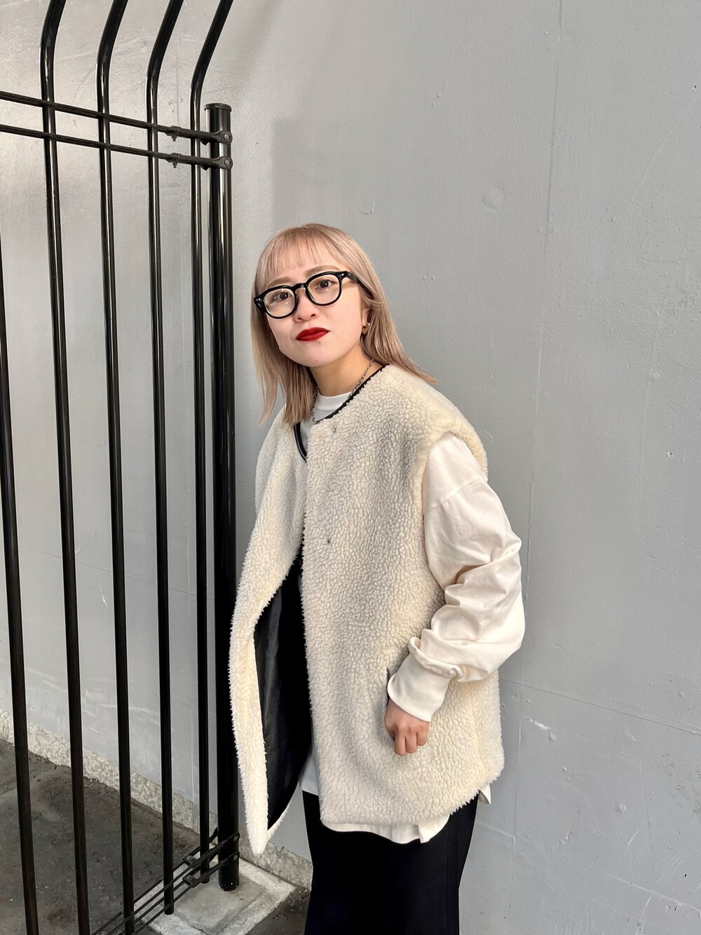 「Kastane、kastane_ootd、ボアベスト、ベスト」｜「Kastaneのフェイクレザーリバボアベスト（ベスト、ブラック系）」を使った、KOUTA CHIHIROさん（レディース・153cm）の冬コーディネートの1枚目の写真