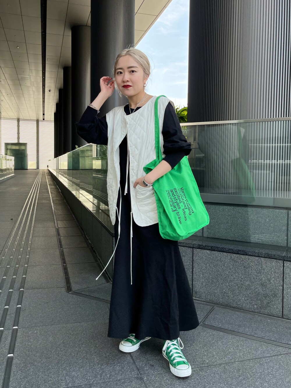 「Kastane、kastane_ootd、ベスト、キルティング、キルティングベスト、ワンピース、低身長、低身長コーデ、低身長女子、骨格ウェーブ」｜「Kastaneの【2022AWアイテム】キルティングベスト（ベスト、ホワイト系）」を使った、KOUTA CHIHIROさん（レディース・153cm）の夏コーディネートの1枚目の写真