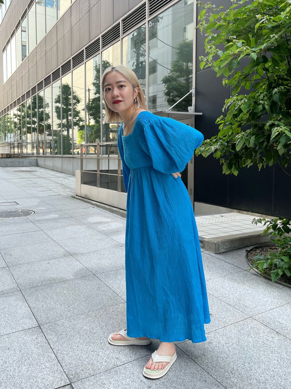「Kastane、kastane_ootd、低身長女子、ワンピース、ワンピーススタイル、ブルー」｜「Kastaneの【サイズ展開あり】ギンガムシャーリングワンピース（ワンピース、ブルー系）」を使った、KOUTA CHIHIROさん（レディース・153cm）の夏コーディネートの1枚目の写真