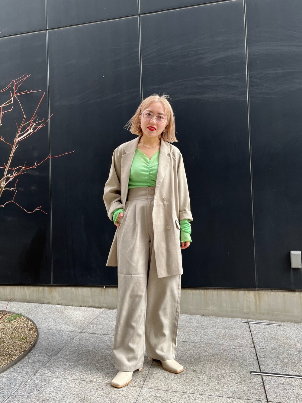 「カジュアル、大人コーデ、春色、パンツスタイル、低身長コーデ、大人カジュアル、春コーデ、シアートップス、セットアップ、Kastane、kastane_ootd」｜「Kastaneの【カタログ掲載アイテム】シャーリングTee（Tシャツ/カットソー、グリーン系）」を使った、KOUTA CHIHIROさん（レディース・153cm）の春コーディネートの1枚目の写真