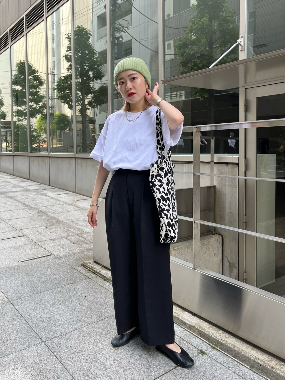 「Kastane、kastane_ootd、スラックス、Tシャツ、低身長、低身長コーデ、低身長女子、ニット帽、ラクチンコーデ、カジュアルコーデ、白Tシャツ」｜「Kastaneの【サイズ展開あり】タックスラックスパンツ（スラックス、ブラック系）」を使った、KOUTA CHIHIROさん（レディース・153cm）の夏コーディネートの1枚目の写真