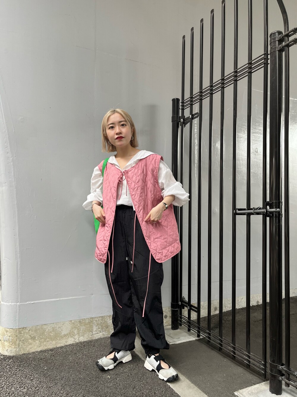 「Kastane、kastane_ootd、パンツコーデ、ベスト、キルティング、ピンク、シアー、初夏コーデ、低身長コーデ」｜「Kastaneのキルティングベスト（ベスト、ピンク系）」を使った、KOUTA CHIHIROさん（レディース・153cm）の春コーディネートの1枚目の写真