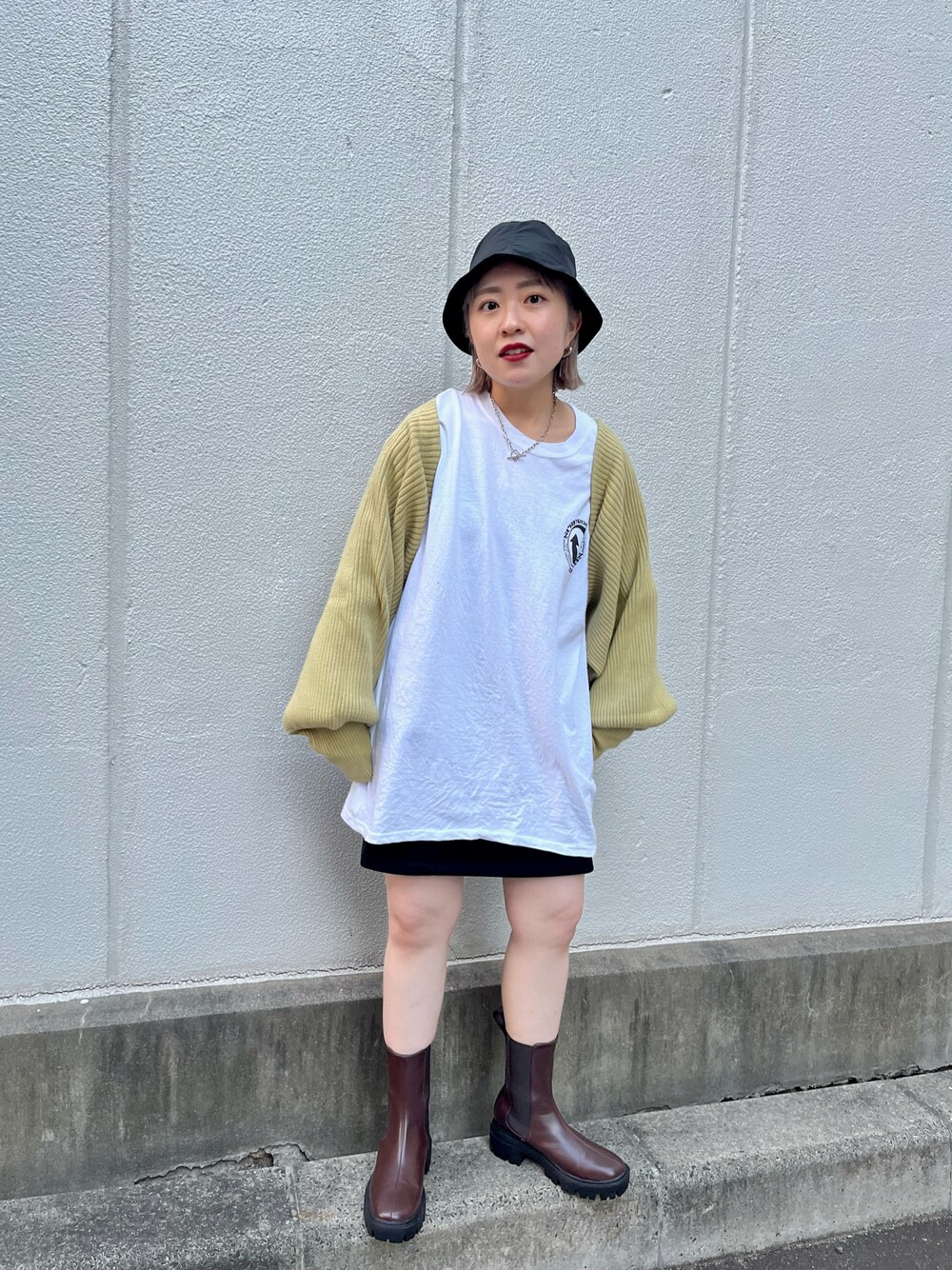 「Kastane、kastane_ootd、春カラー、シンプル、カラーコーデ、低身長女子、レイヤードスタイル、ボレロ、ミニスカート、パンツスタイル、サイドゴアブーツ、バケットハット」｜「Kastaneの【22SSカタログ掲載アイテム】ワッシャーナイロンバケットハット（ハット、ブラック系）」を使った、KOUTA CHIHIROさん（レディース・153cm）の冬コーディネートの1枚目の写真