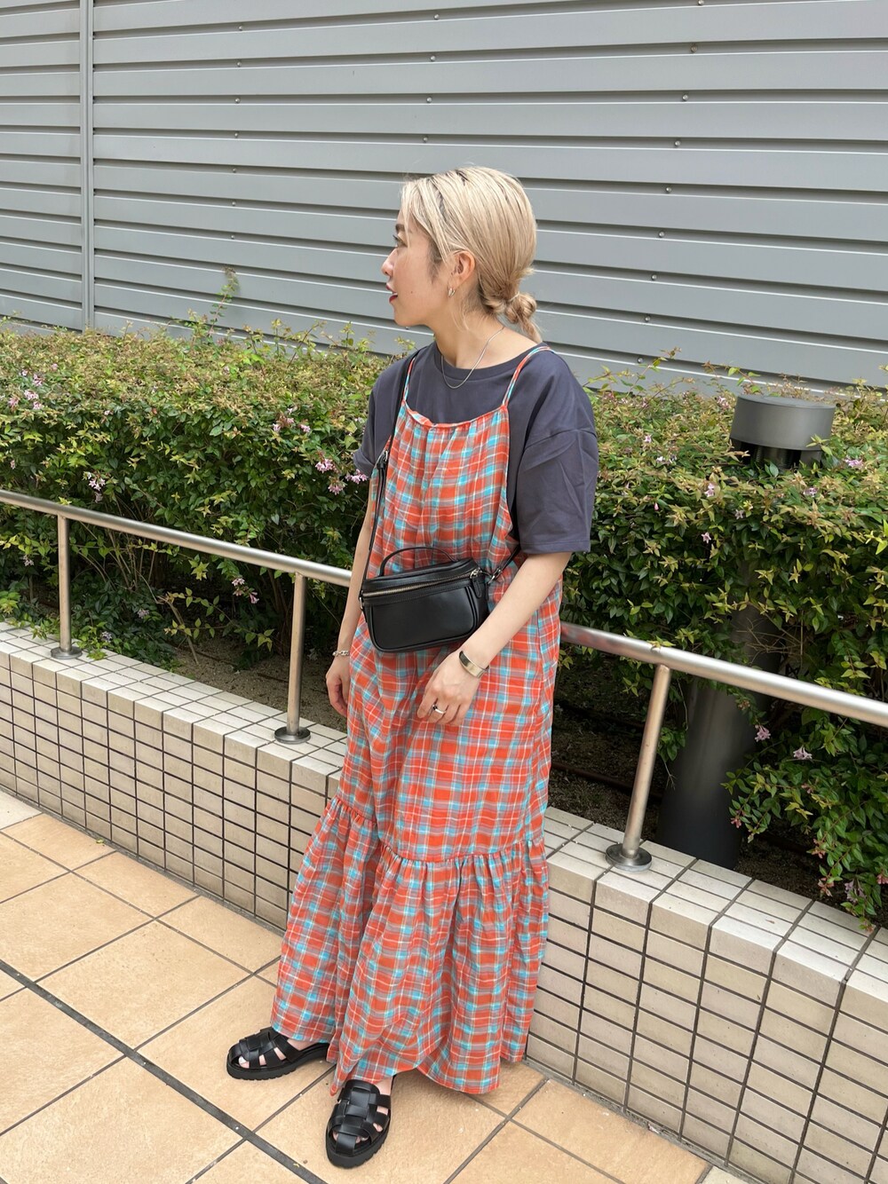 「Kastane、kastane_ootd、カジュアルコーデ、ワンピース、秋服準備はじめました、キャミワンピ、低身長、低身長コーデ、低身長女子」｜「Kastaneの【サイズ展開あり】ティアードチェックキャミワンピース（ワンピース、オレンジ系）」を使った、KOUTA CHIHIROさん（レディース・153cm）の夏コーディネートの1枚目の写真