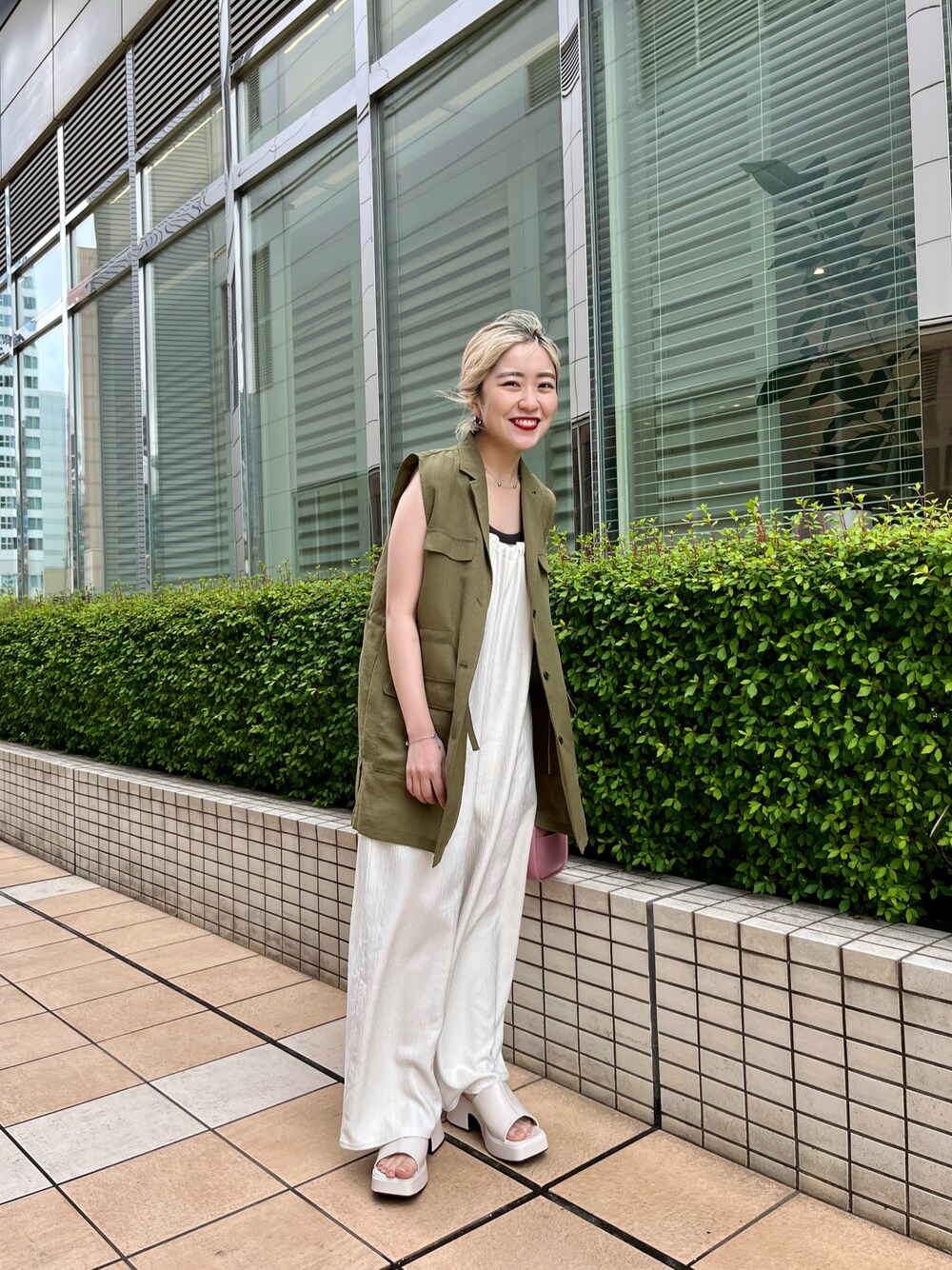 「Kastane、kastane_ootd、初夏コーデ、ラクチンコーデ、サロペット、ベスト、ベストコーデ、低身長、低身長コーデ」｜「Kastaneのバルキーヒール厚底サンダル（サンダル、ホワイト系）」を使った、KOUTA CHIHIROさん（レディース・153cm）の春コーディネートの1枚目の写真