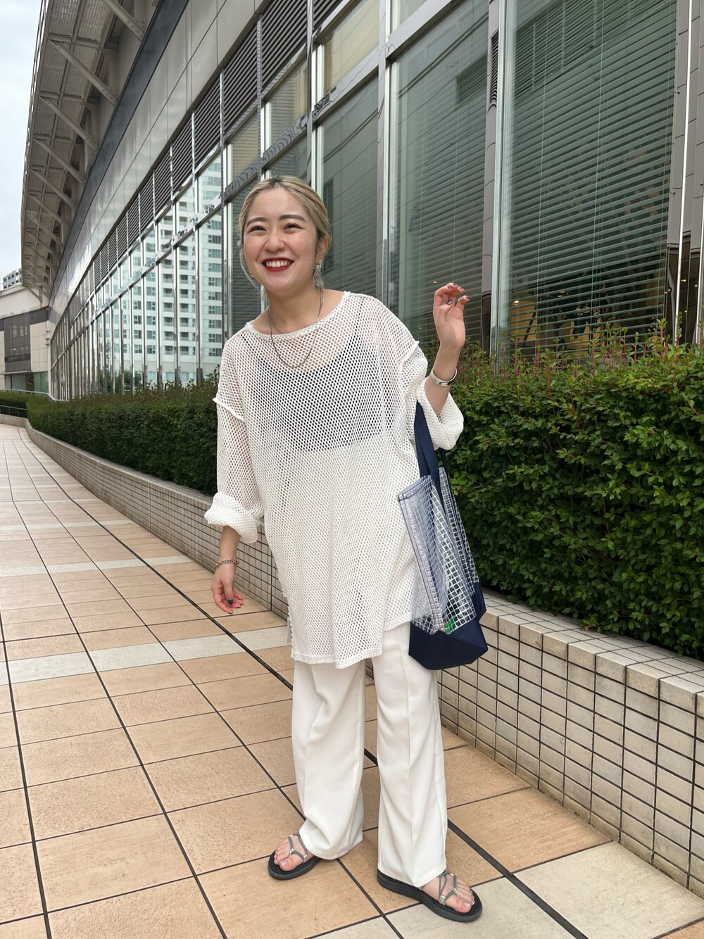 「Kastane、kastane_ootd、シンプル、キレイめ、オールホワイト、メッシュ、スラックス、パンツスタイル、低身長、低身長コーデ、低身長女子」｜「Kastaneのメッシュ2WAYオーバーカーディガン（カーディガン/ボレロ、ホワイト系）」を使った、KOUTA CHIHIROさん（レディース・153cm）の夏コーディネートの1枚目の写真