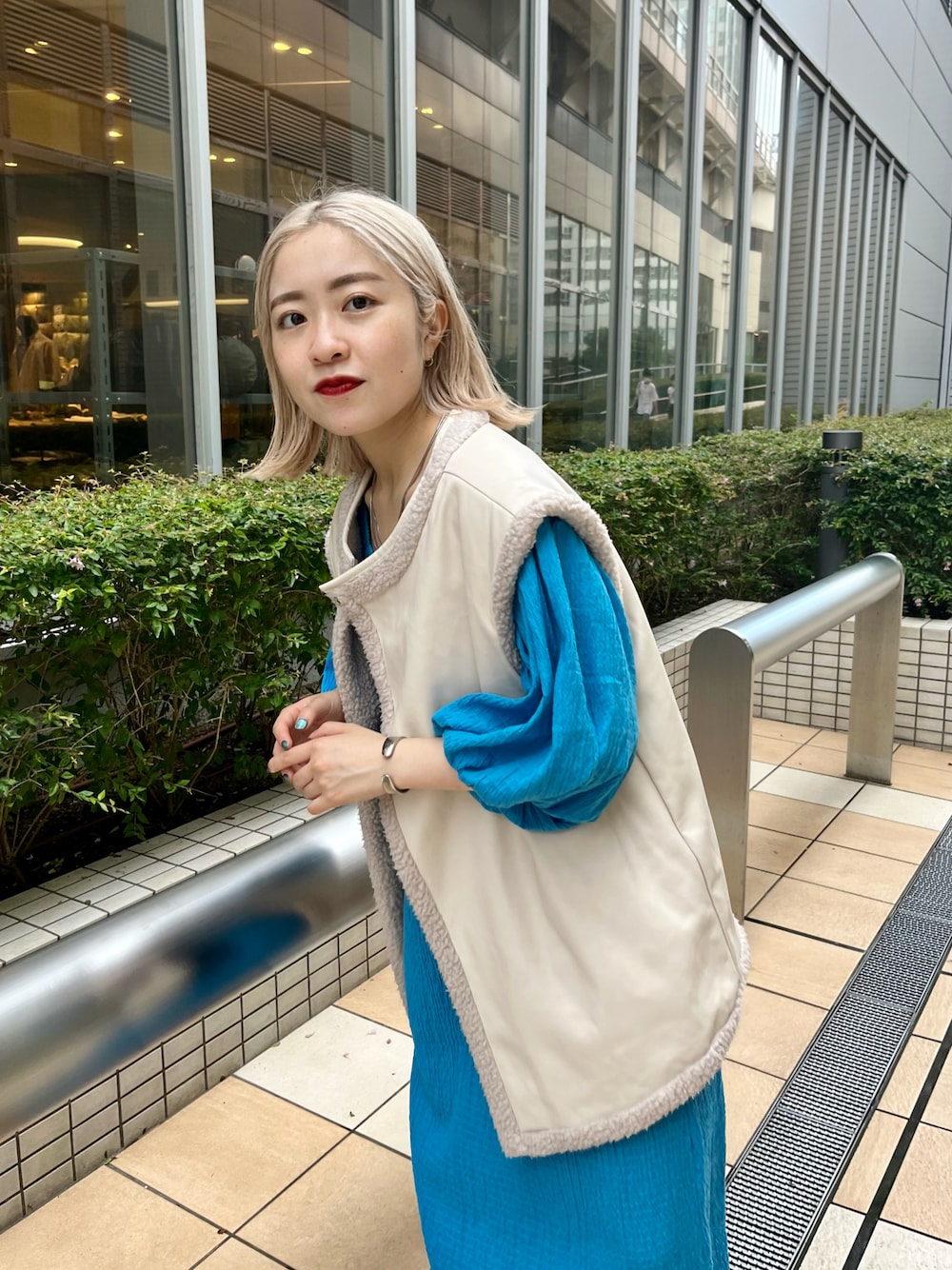 「Kastane、kastane_ootd、ボアベスト、ベスト、リバーシブル、ワンピース、低身長、低身長女子、低身長コーデ」｜「Kastaneの【サイズ展開あり】ギンガムシャーリングワンピース（ワンピース、ブルー系）」を使った、KOUTA CHIHIROさん（レディース・153cm）の夏コーディネートの1枚目の写真