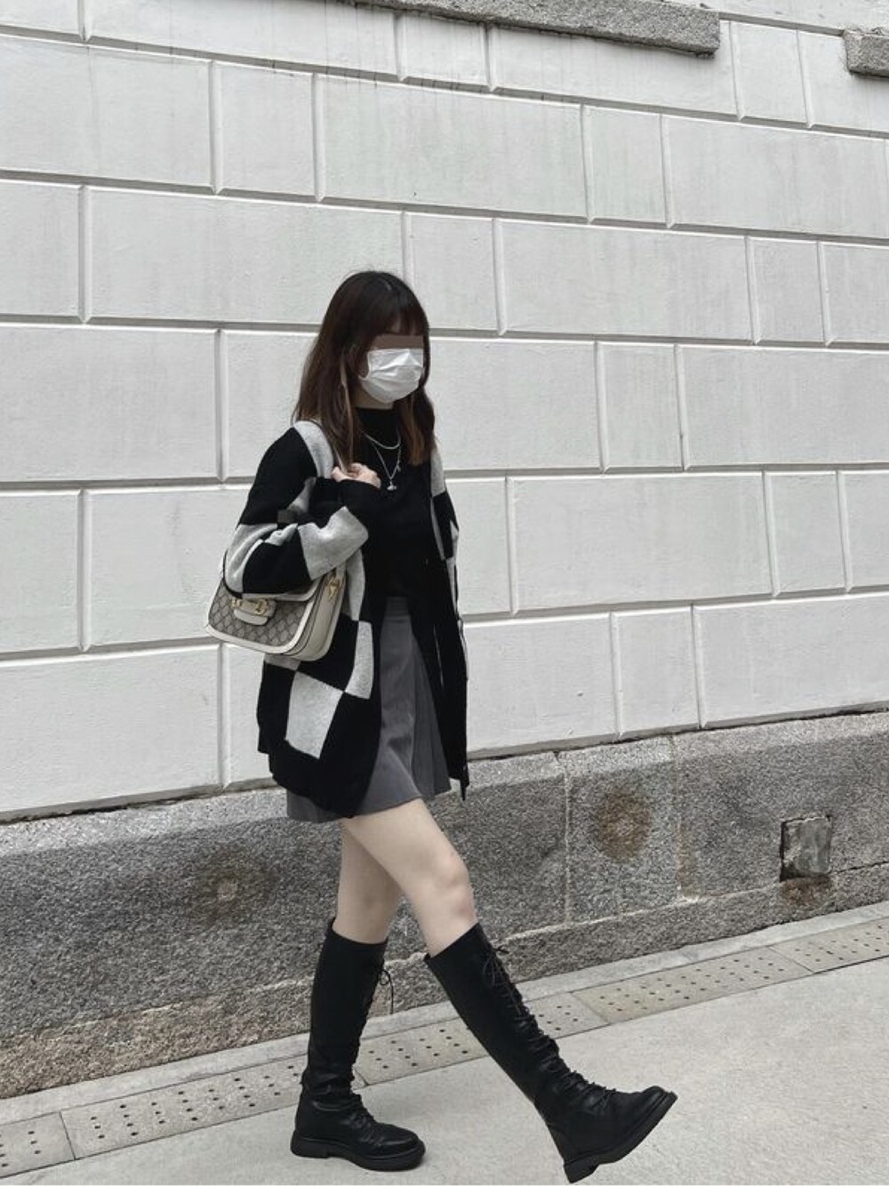 「GUCCIのアイテム（ショルダーバッグ、ホワイト系）」を使った、wearareyou?さん（レディース・168cm）の冬コーディネートの1枚目の写真