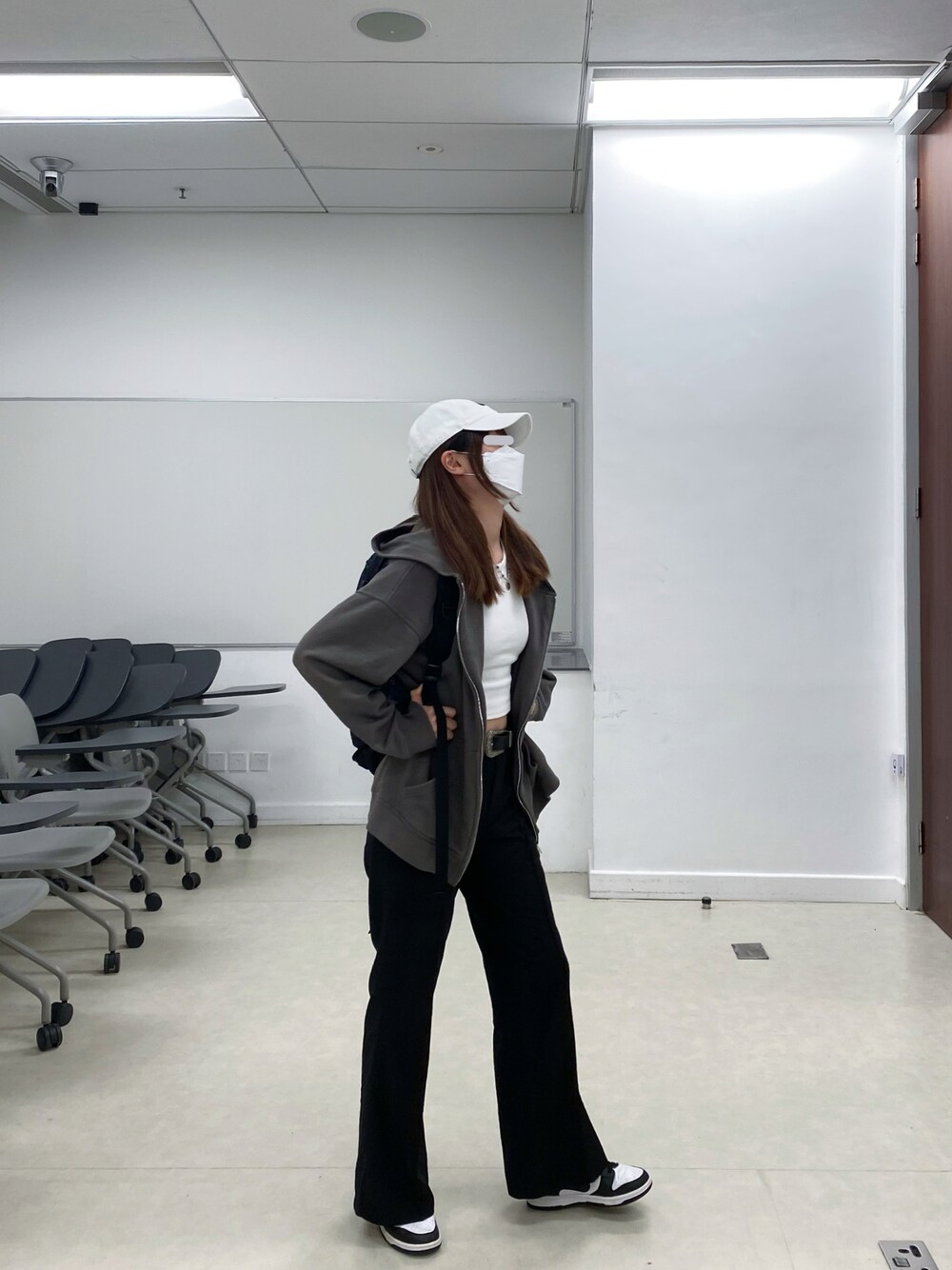 「NIKEのアイテム（スニーカー、ブラック系）」を使った、wearareyou?さん（レディース・168cm）の春コーディネートの1枚目の写真