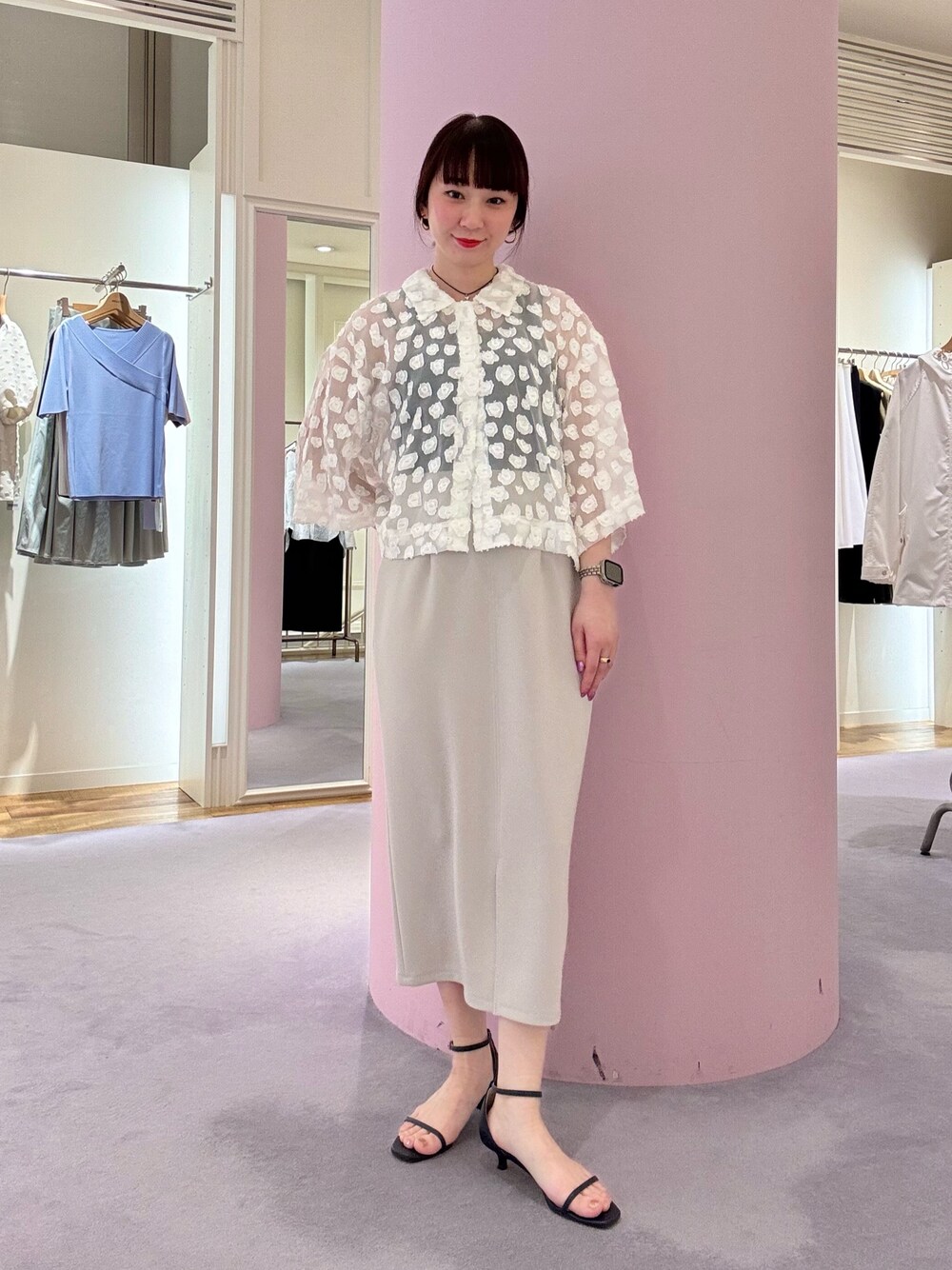 「春ファッション、春夏コーデ、大人カジュアルコーデ、きれいめコーデ、キレイめ、お仕事コーデ、ワントーンコーデ、スカート、シアー、シアートップス、大人カジュアル、大人コーデ、オトナカジュアル、オトナ女子、シンプルコーデ」｜「NOLLEY’SのKIRYU花柄ジャガードシャツブラウス（シャツ/ブラウス、ホワイト系）」を使った、nol hirataさん（骨格ウェーブ・レディース・155cm）の春コーディネートの1枚目の写真